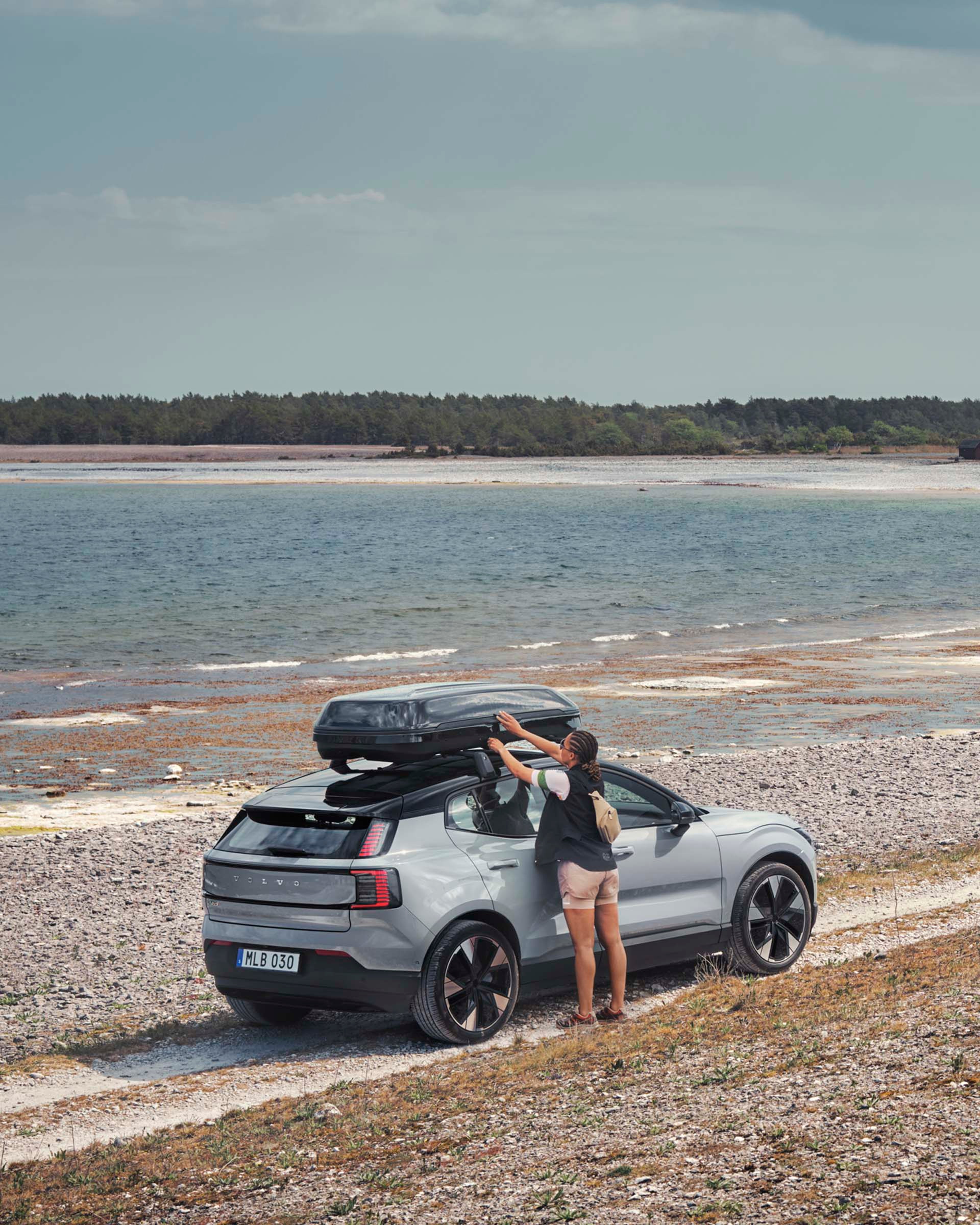 Volvo EX30 eléctrico con accesorios de verano junto a una playa
