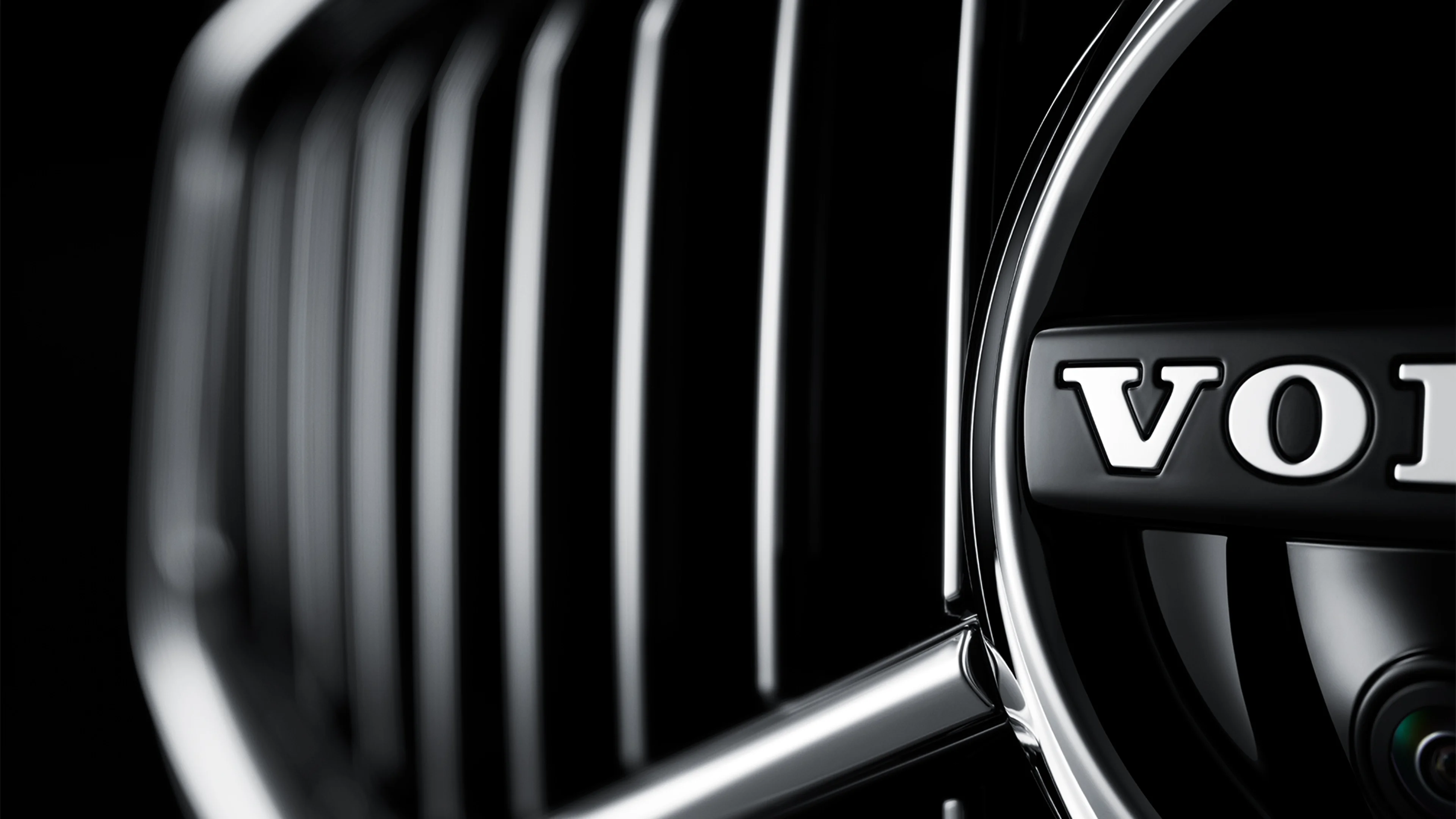 Много близък план на предна решетка на Volvo автомобил, на която се вижда Volvo Iron Mark.