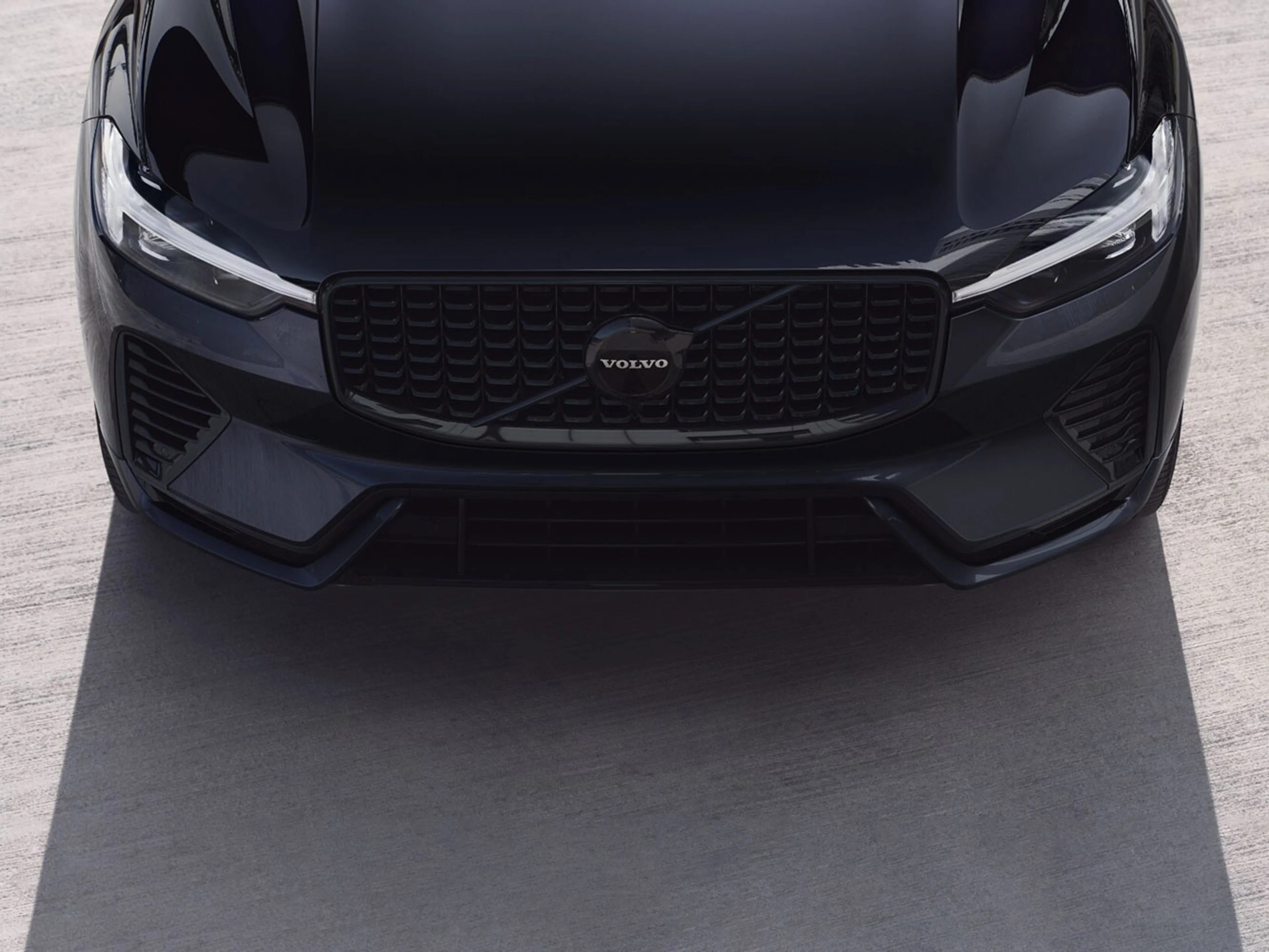 Schuin bovenaanzicht voorkant XC60 Black Edition.
