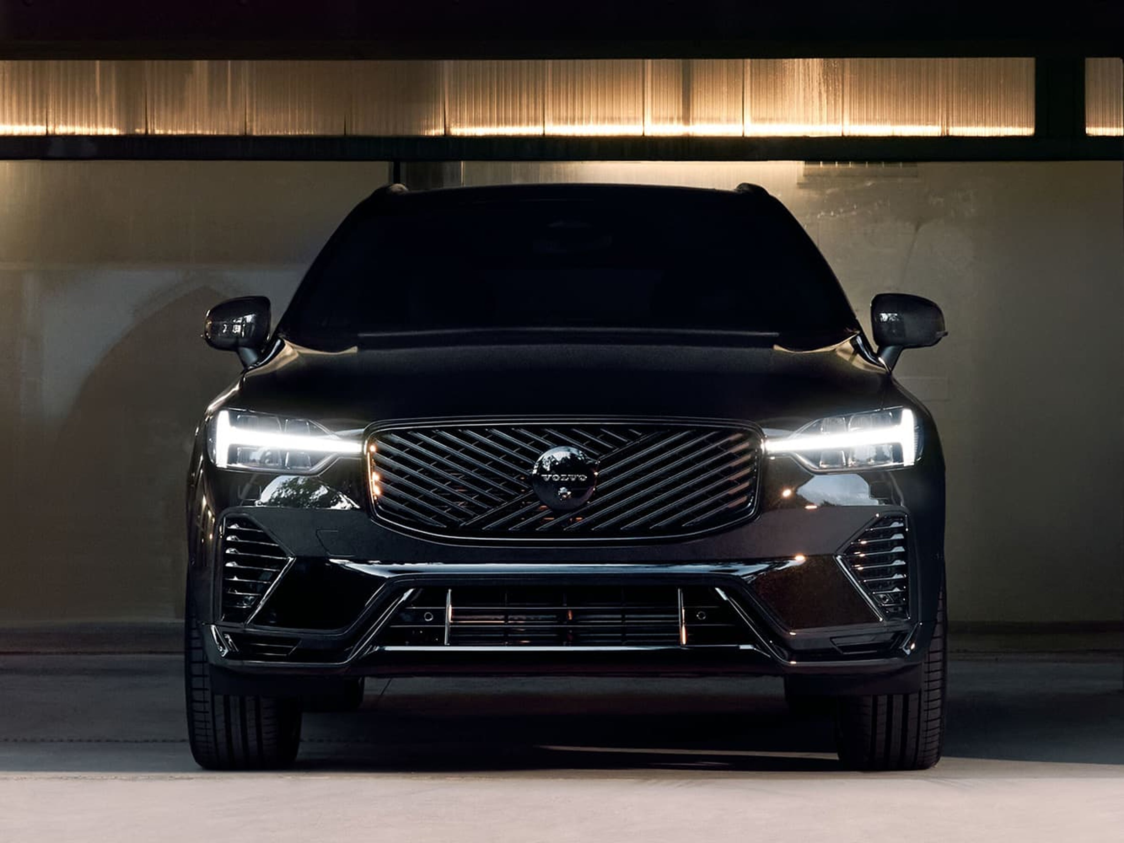 Schuin bovenaanzicht voorkant XC60 Black Edition.