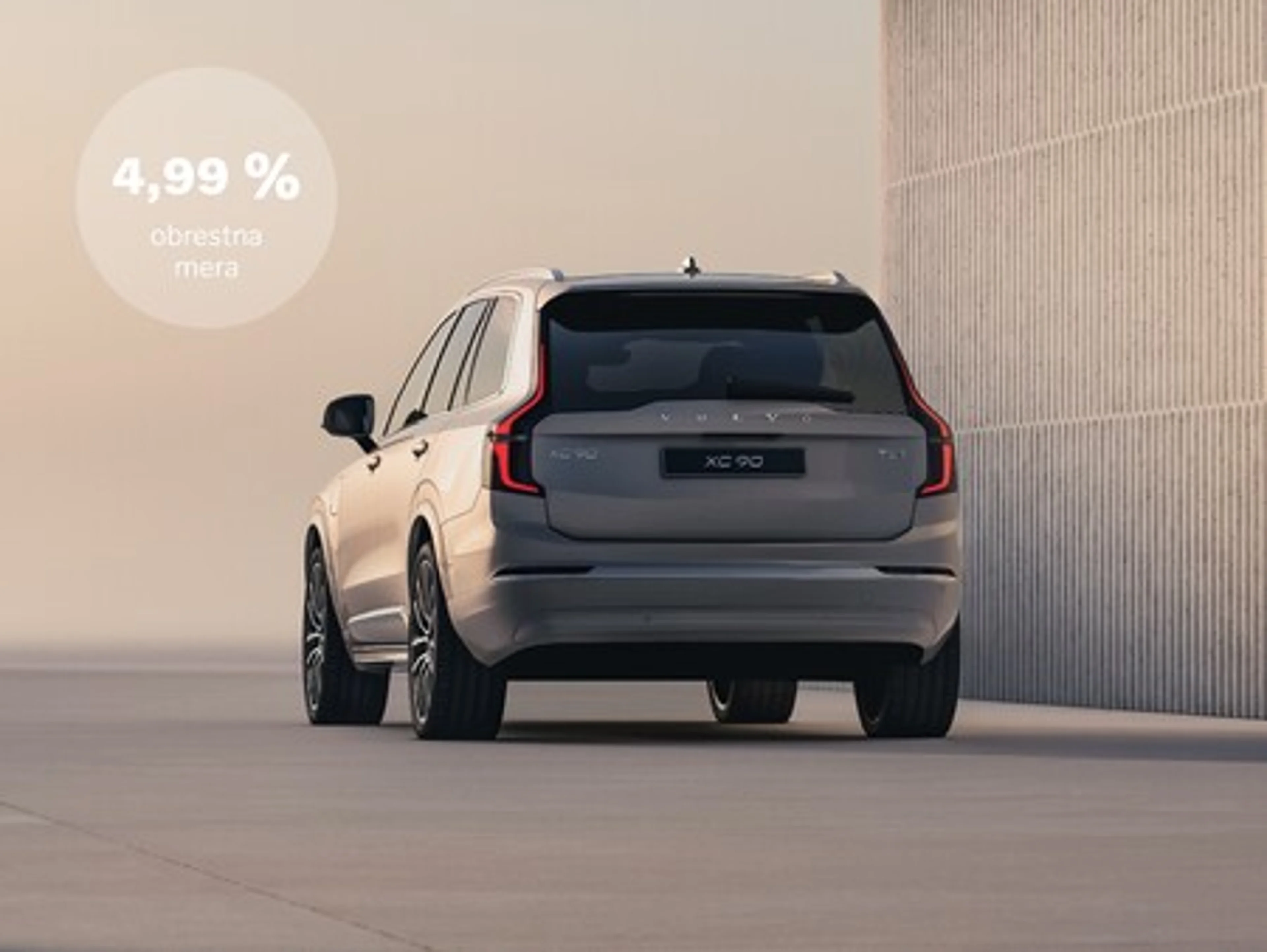 Volvo XC90 s promocijsko obrestno mero 4,99 %, prikazan v stranskem pogledu.