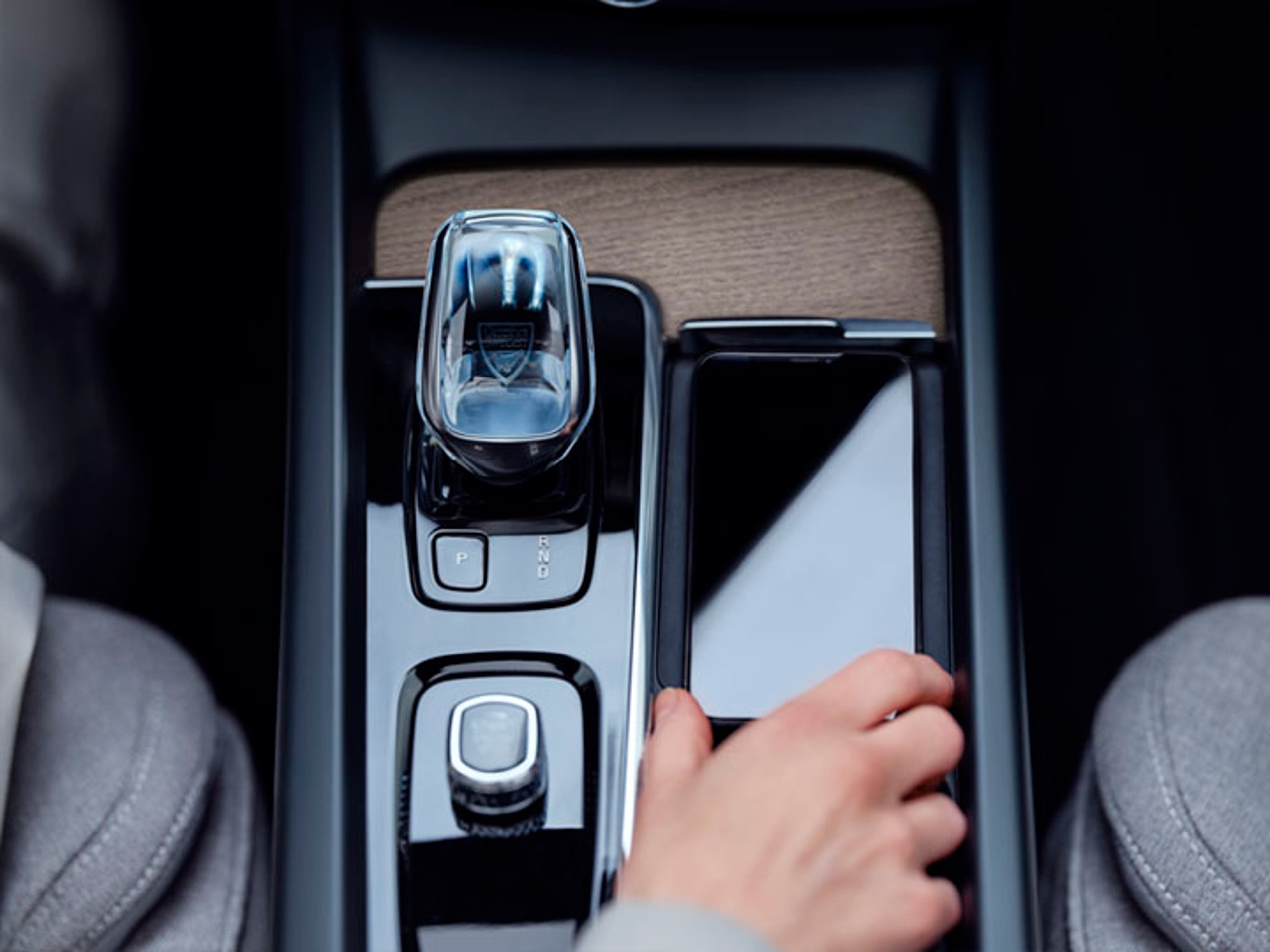 Una mano agarrando un móvil