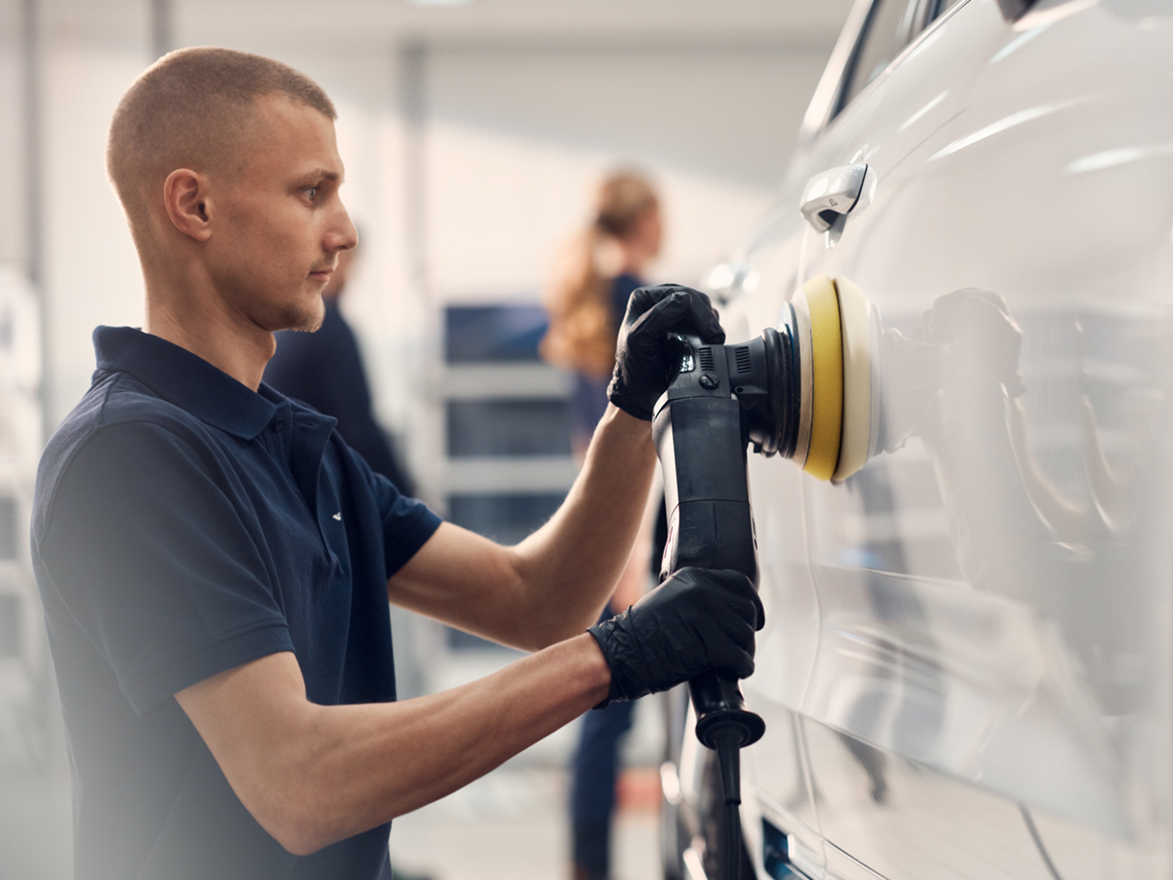 Volvo Servicetekniker polerar billack