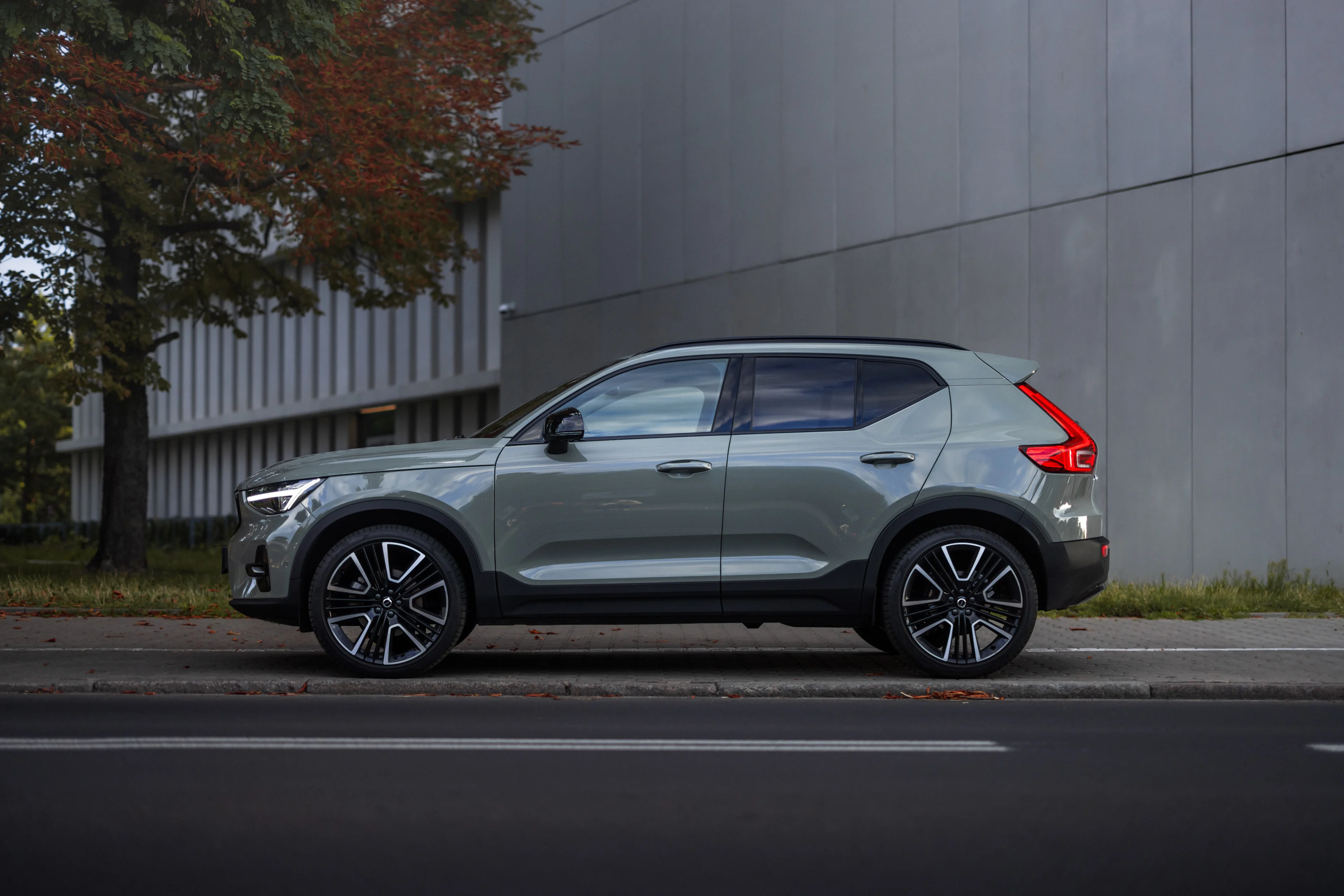 Volvo XC40 na chodniku, bokiem przy budynku