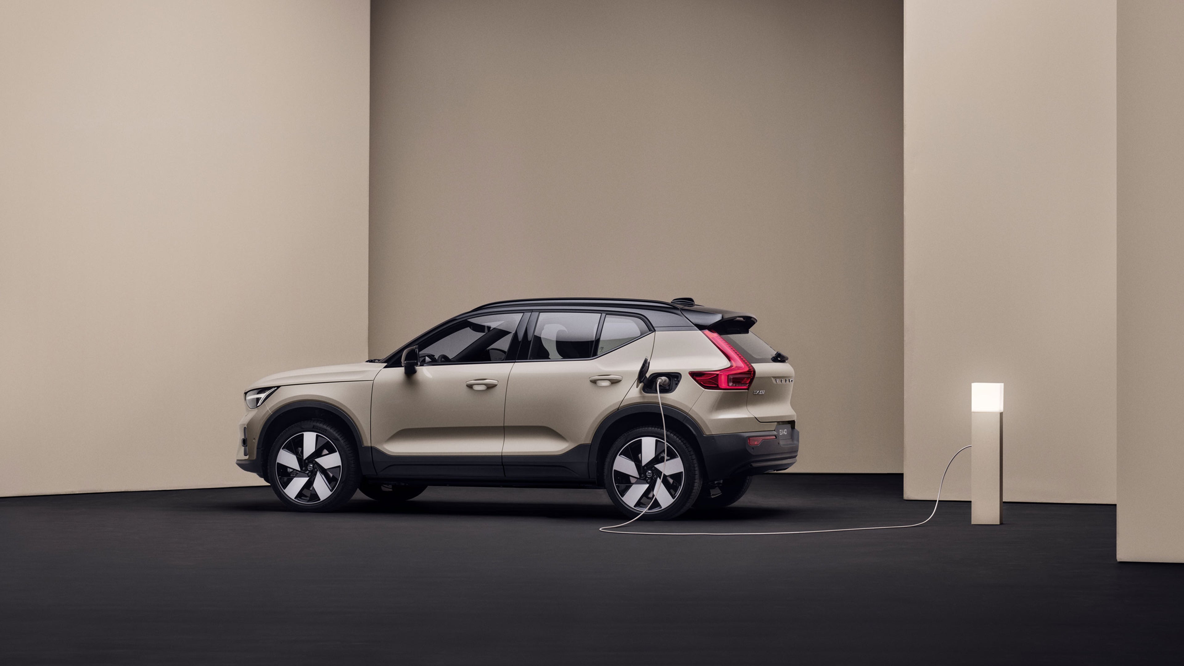 EX40 Sable Dune vu de coté en charge dans un décor moderne minimaliste