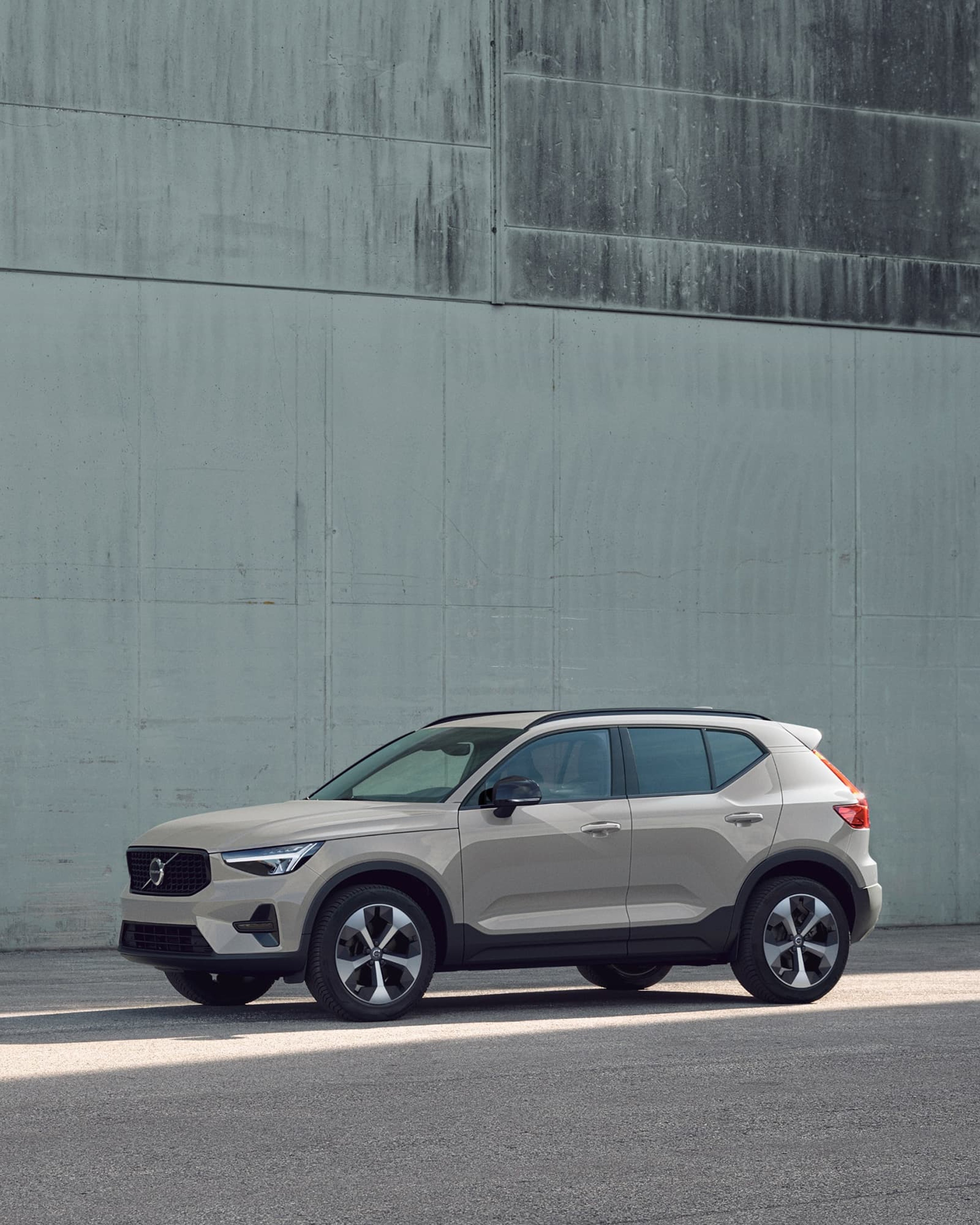 Volvo XC40 garée contre un mur blanc