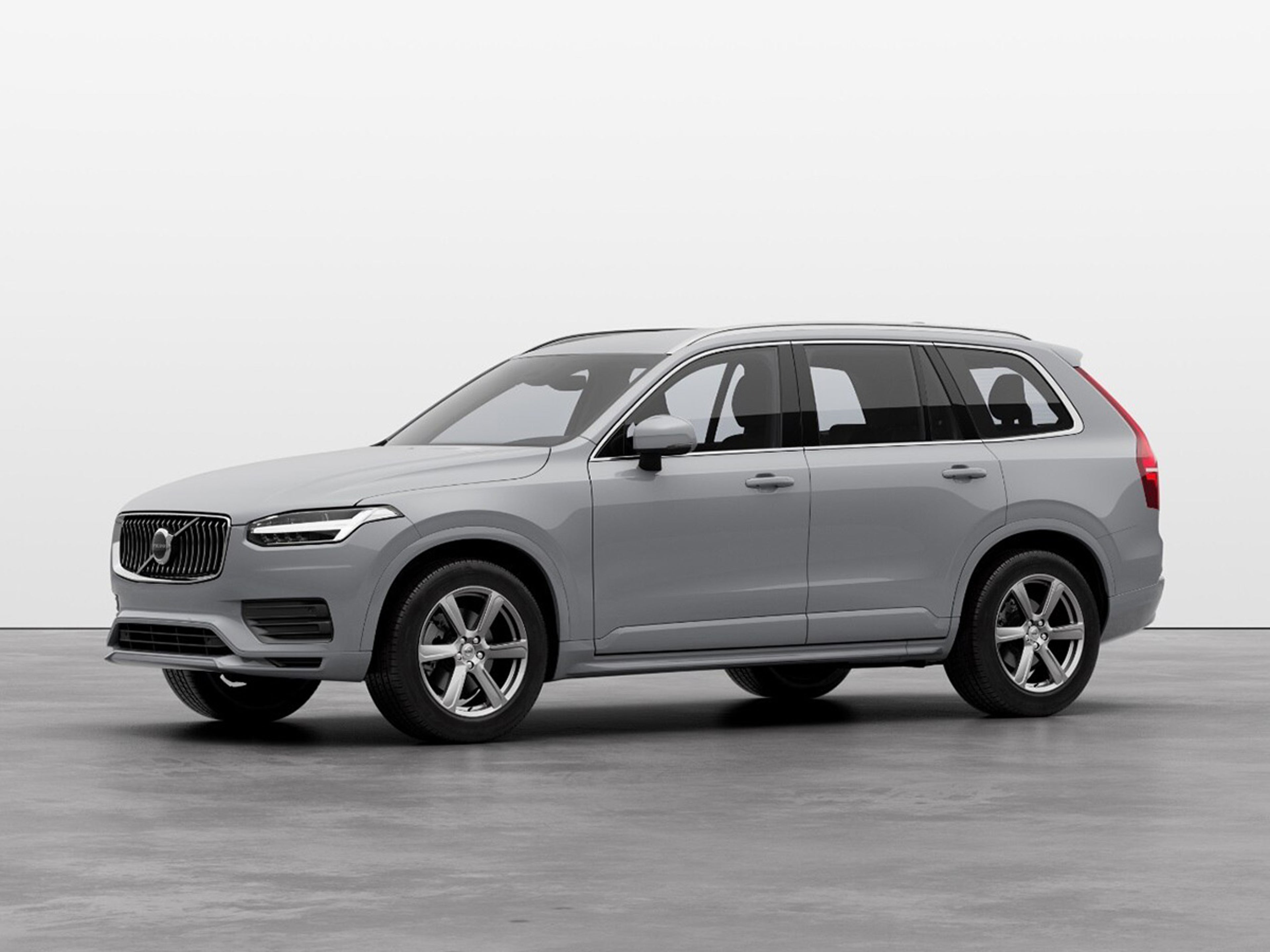 Grijze Volvo XC90 Mild hybrid in studio
