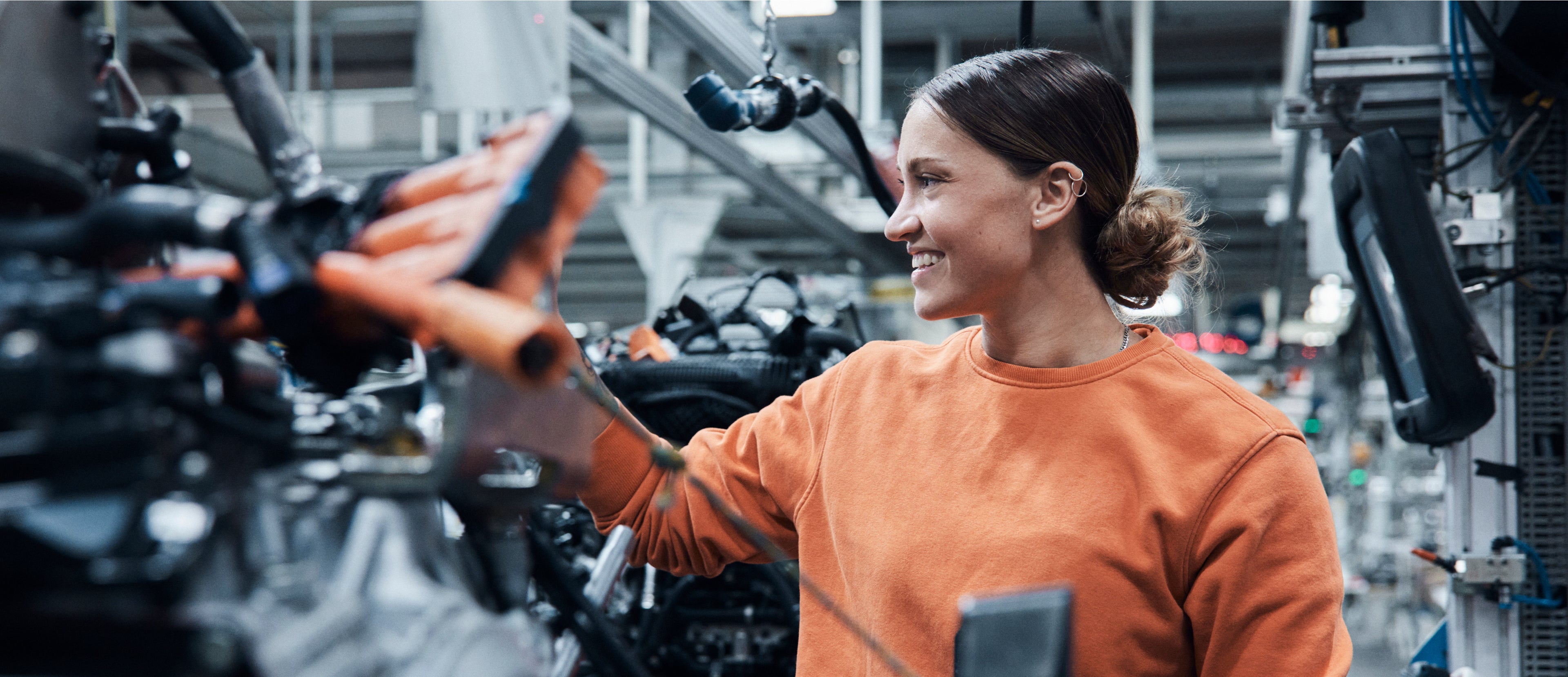 Kvinna som arbetar i Volvo Cars montering