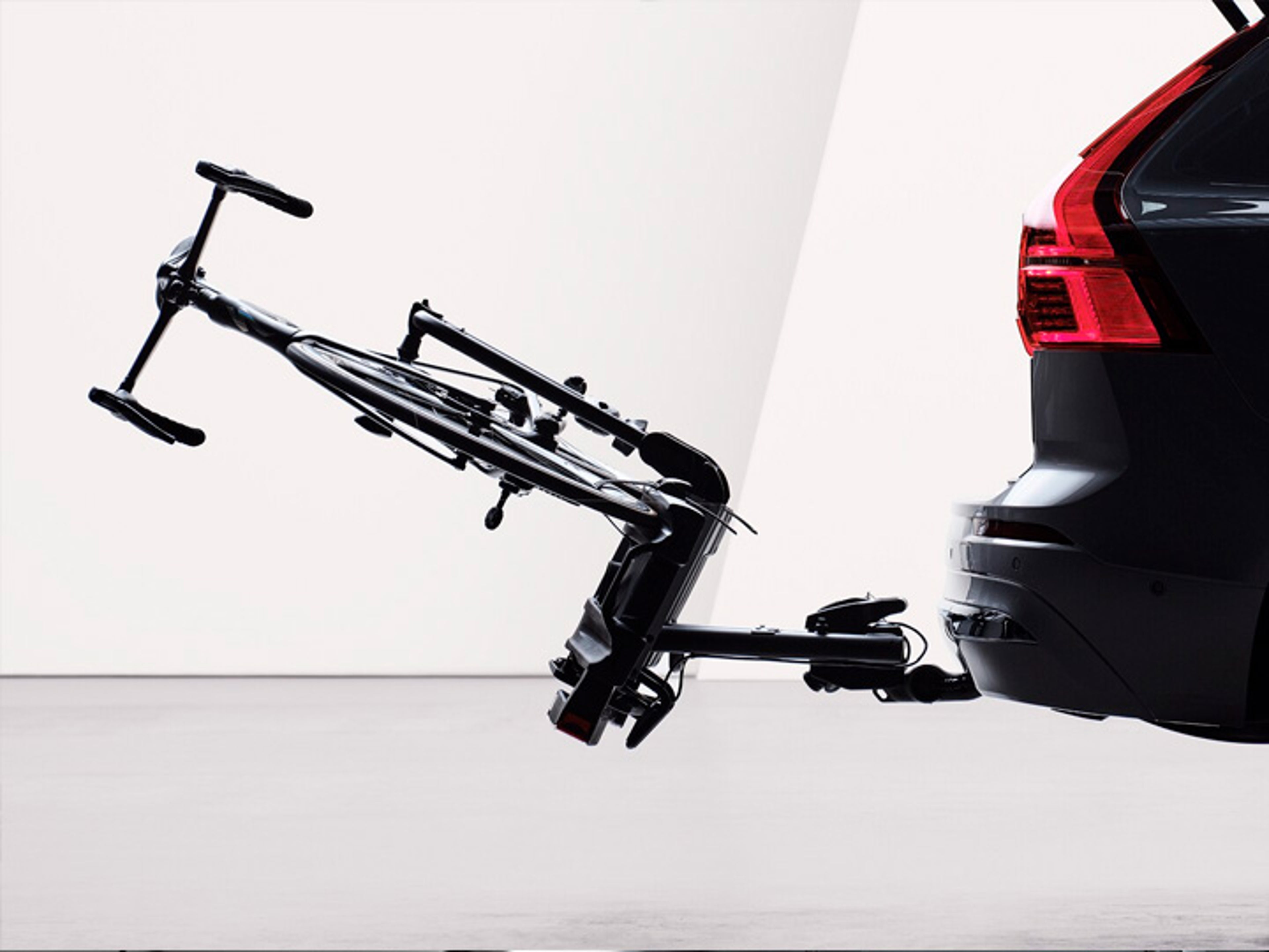 Volvo - Portabicicletas plegable de montaje en gancho de remolque, 2 bicicletas – FIX4BIKE®