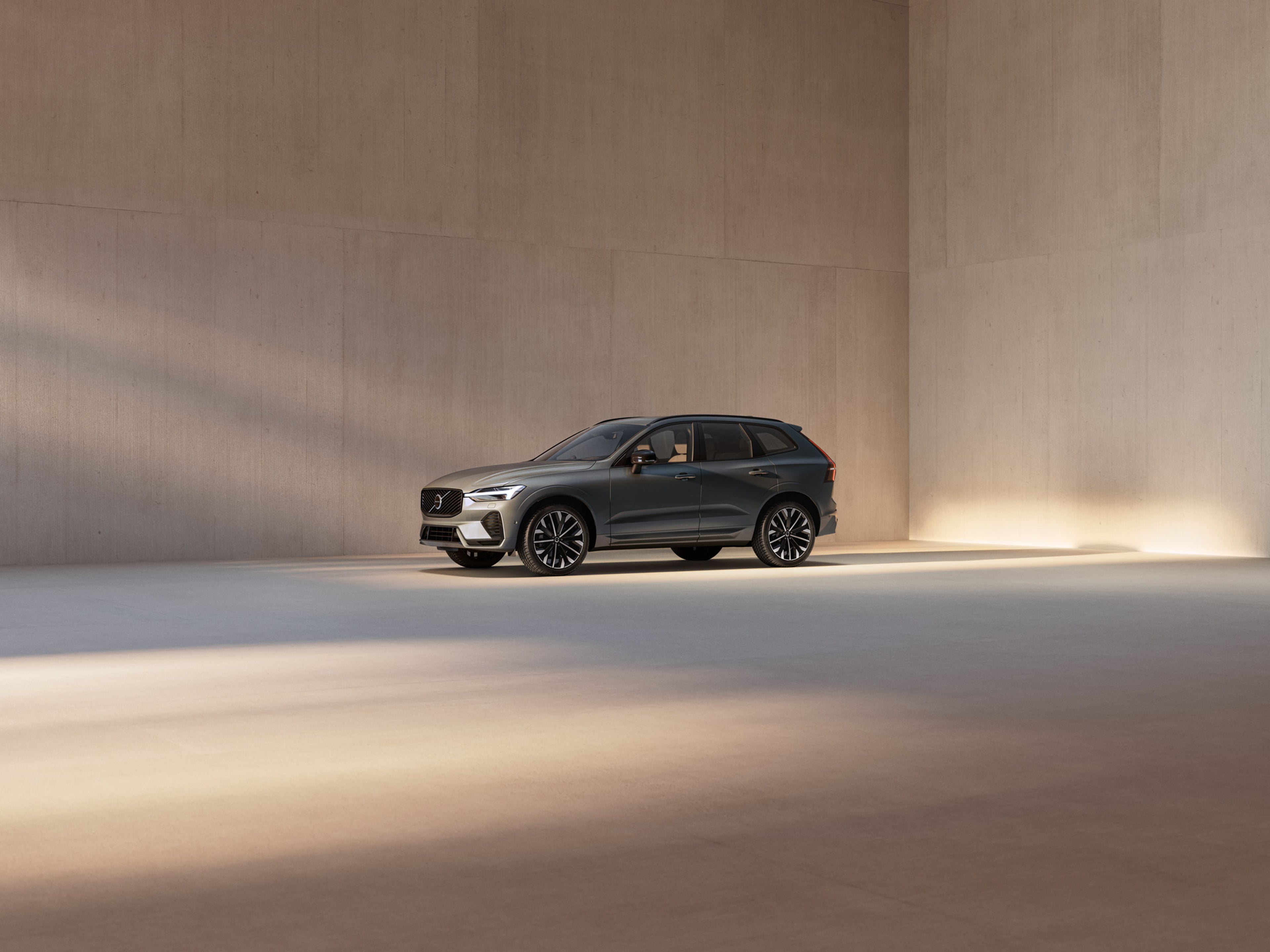 Volvo XC60 šedej farby v betónovej hale