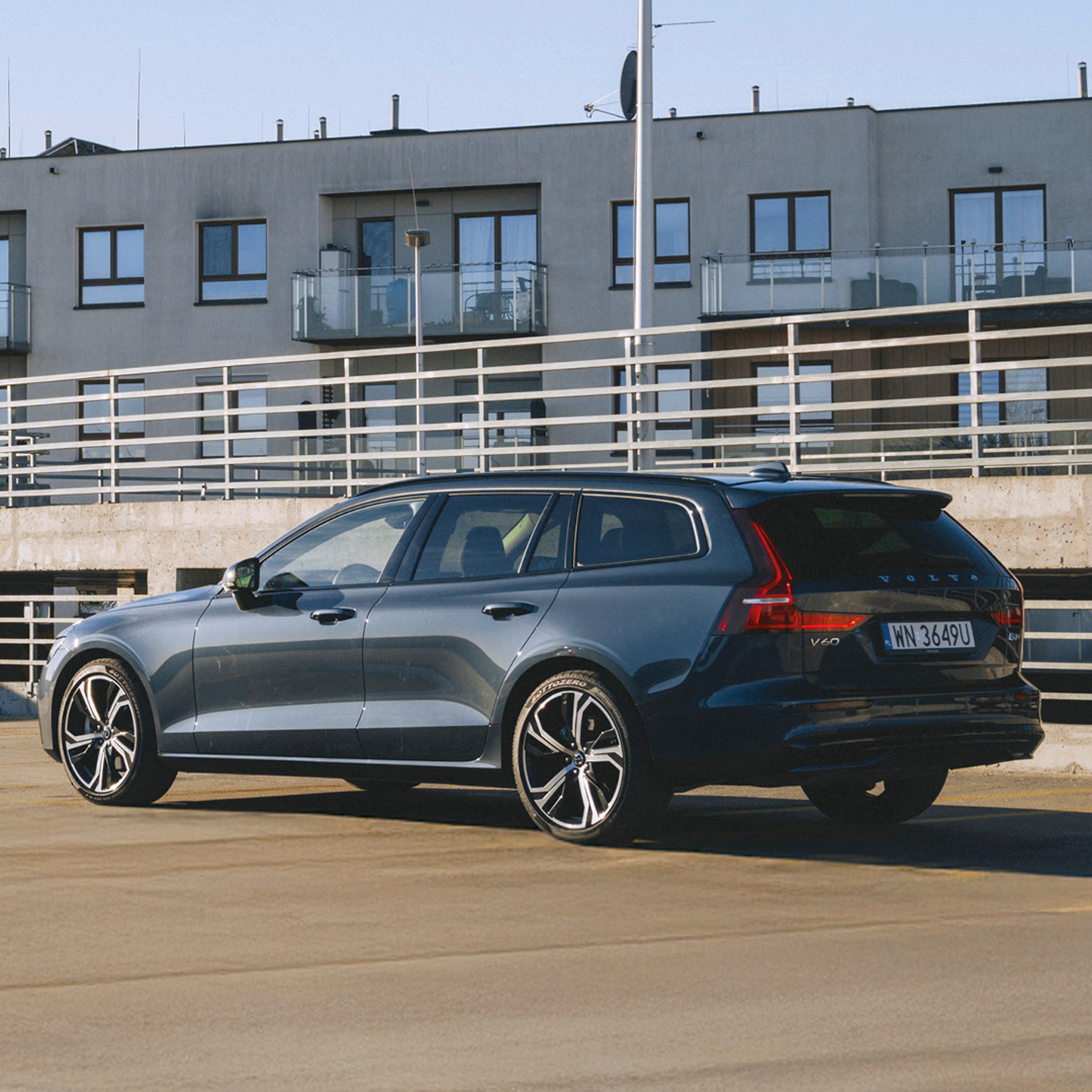 Volvo V60 przy budynku na ulicy, bokiem