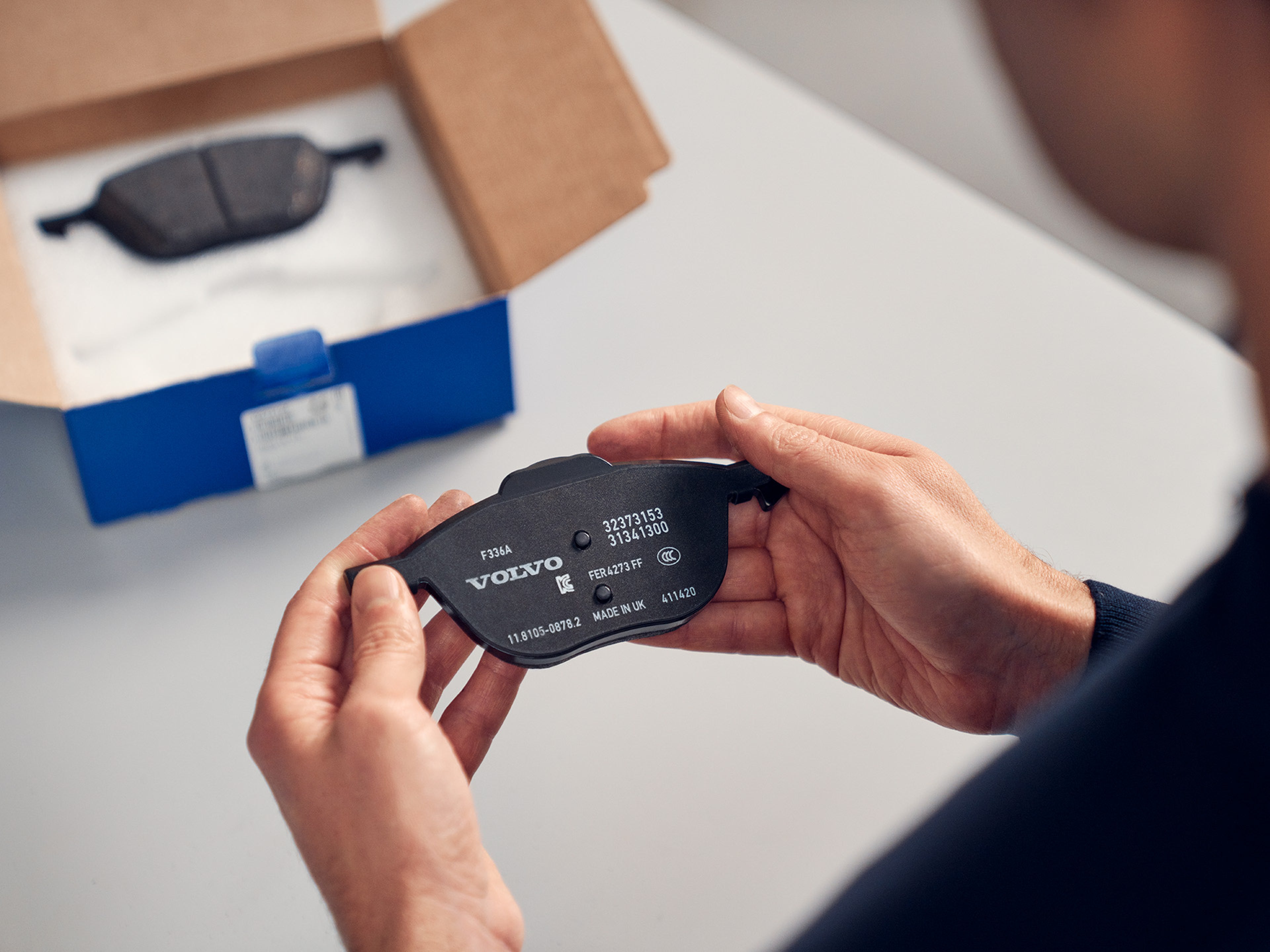 Homem a agarrar um travão genuino volvo