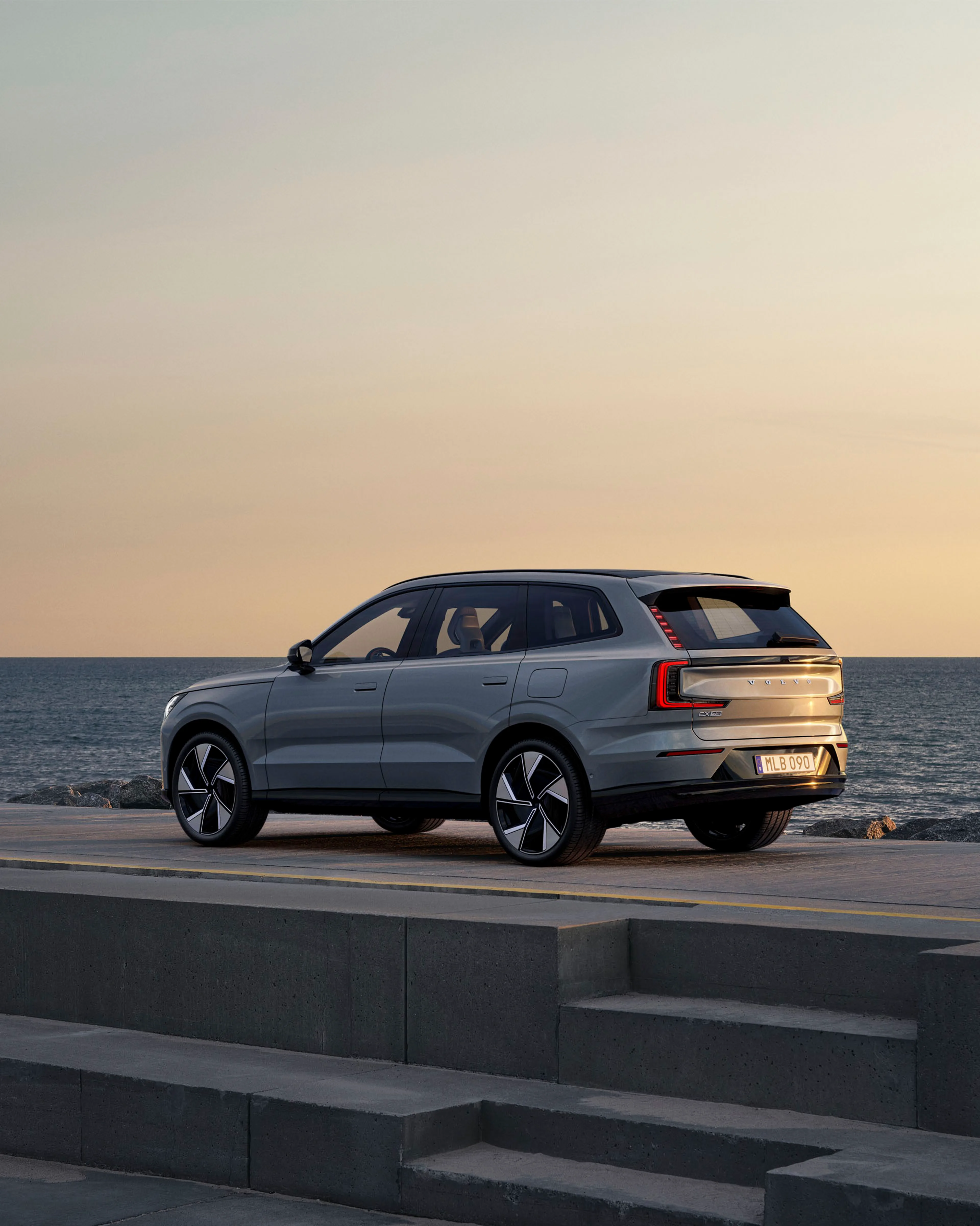 Volvo EX90 en un muelle junto al mar