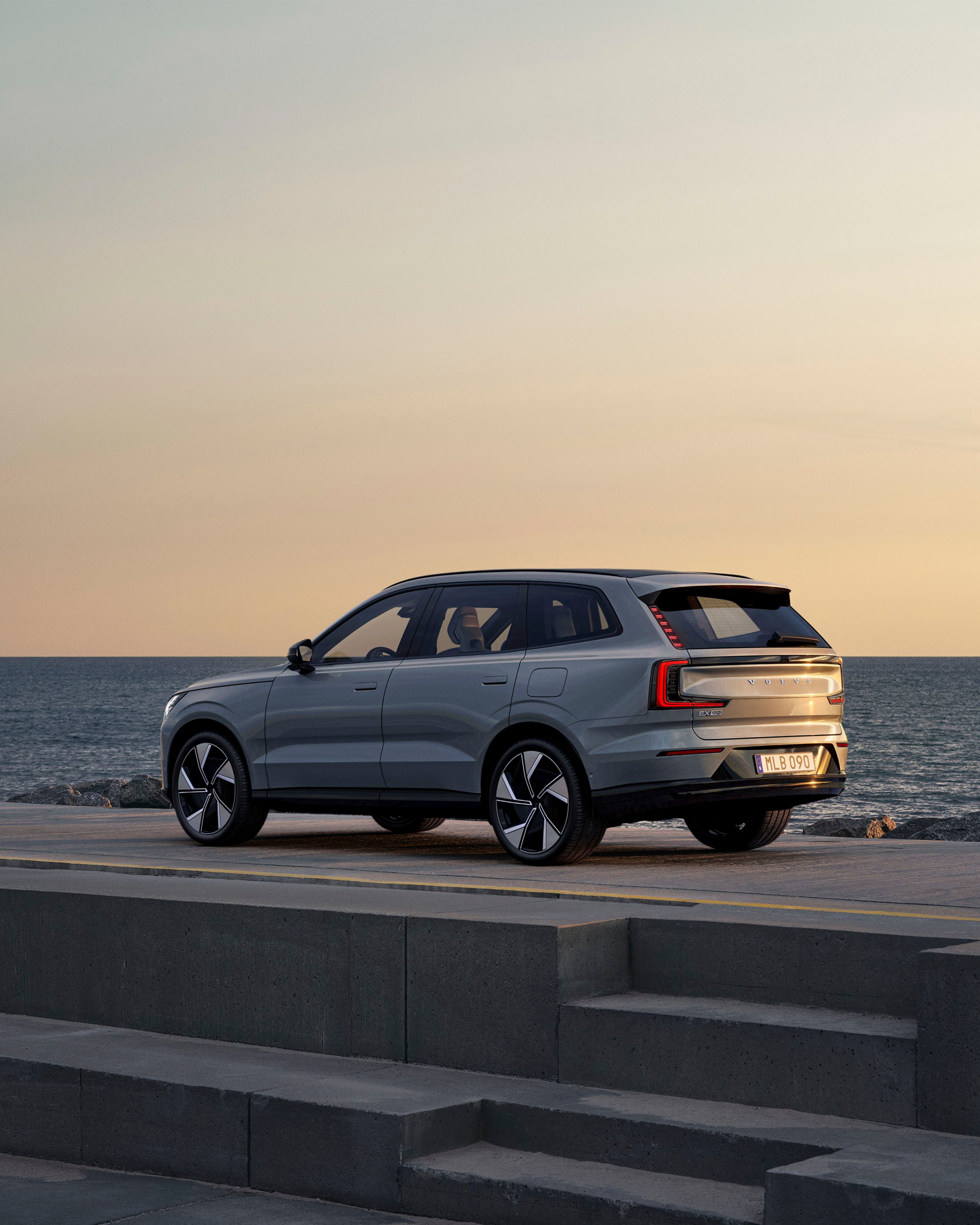 Volvo EX90 en un muelle junto al mar