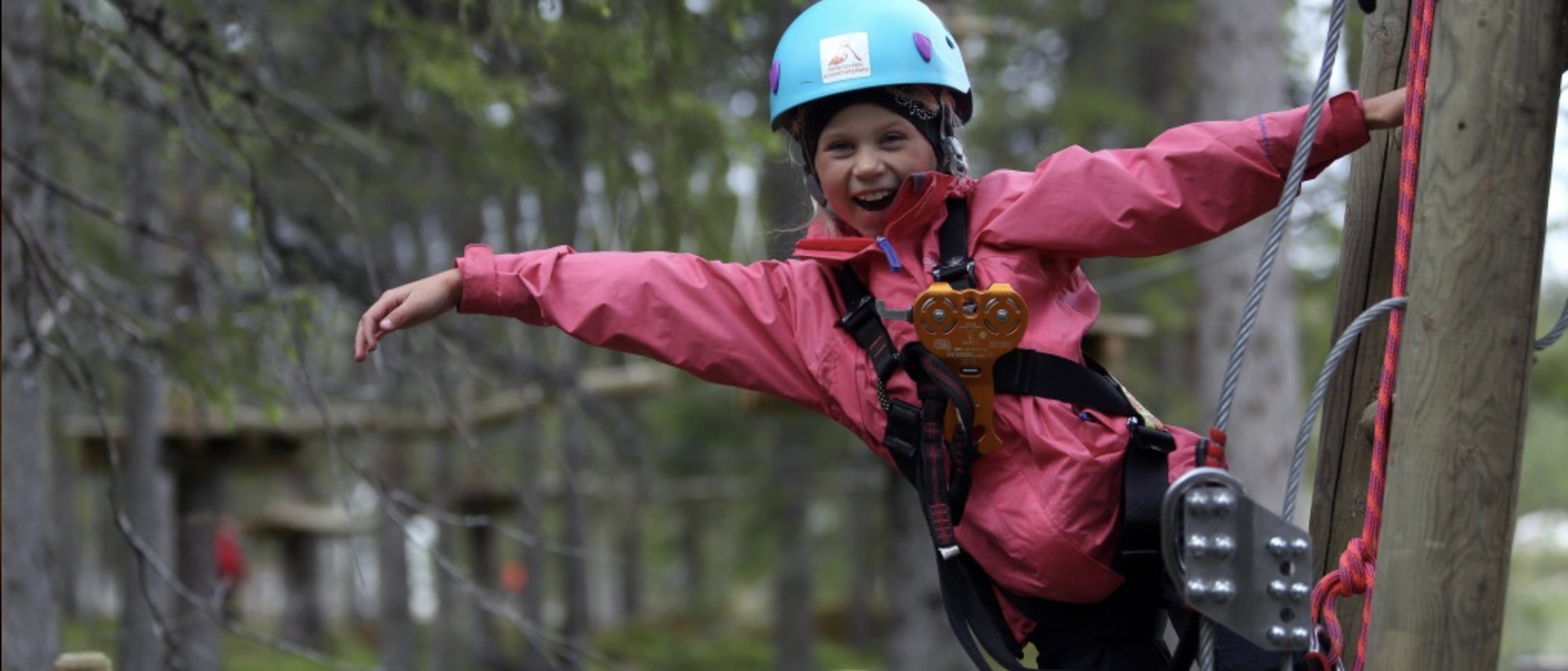 Barn med hjelm i klartepark