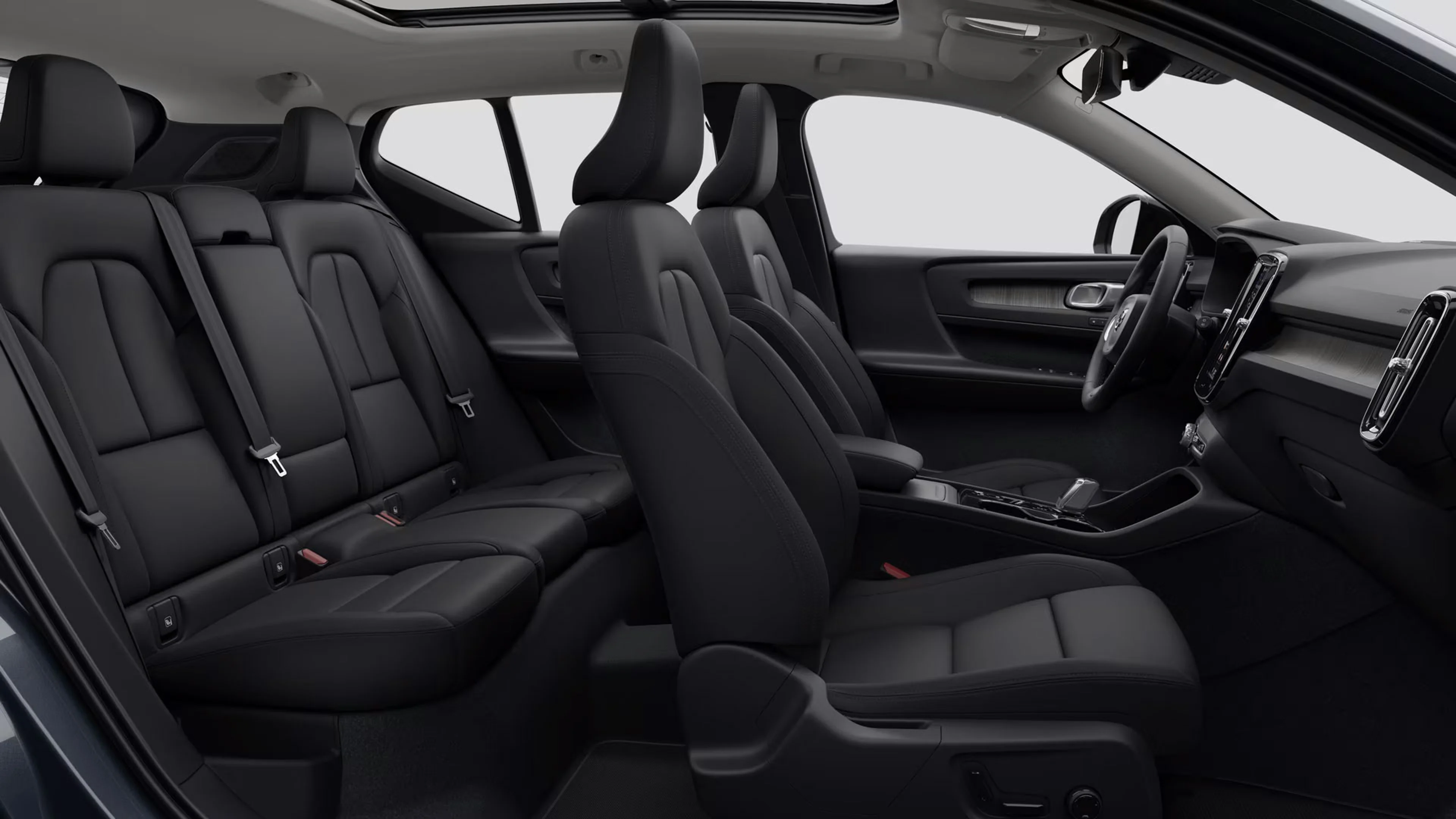 Intérieur de voiture moderne avec sièges en cuir noir, rangées avant et arrière, toit ouvrant et tableau de bord