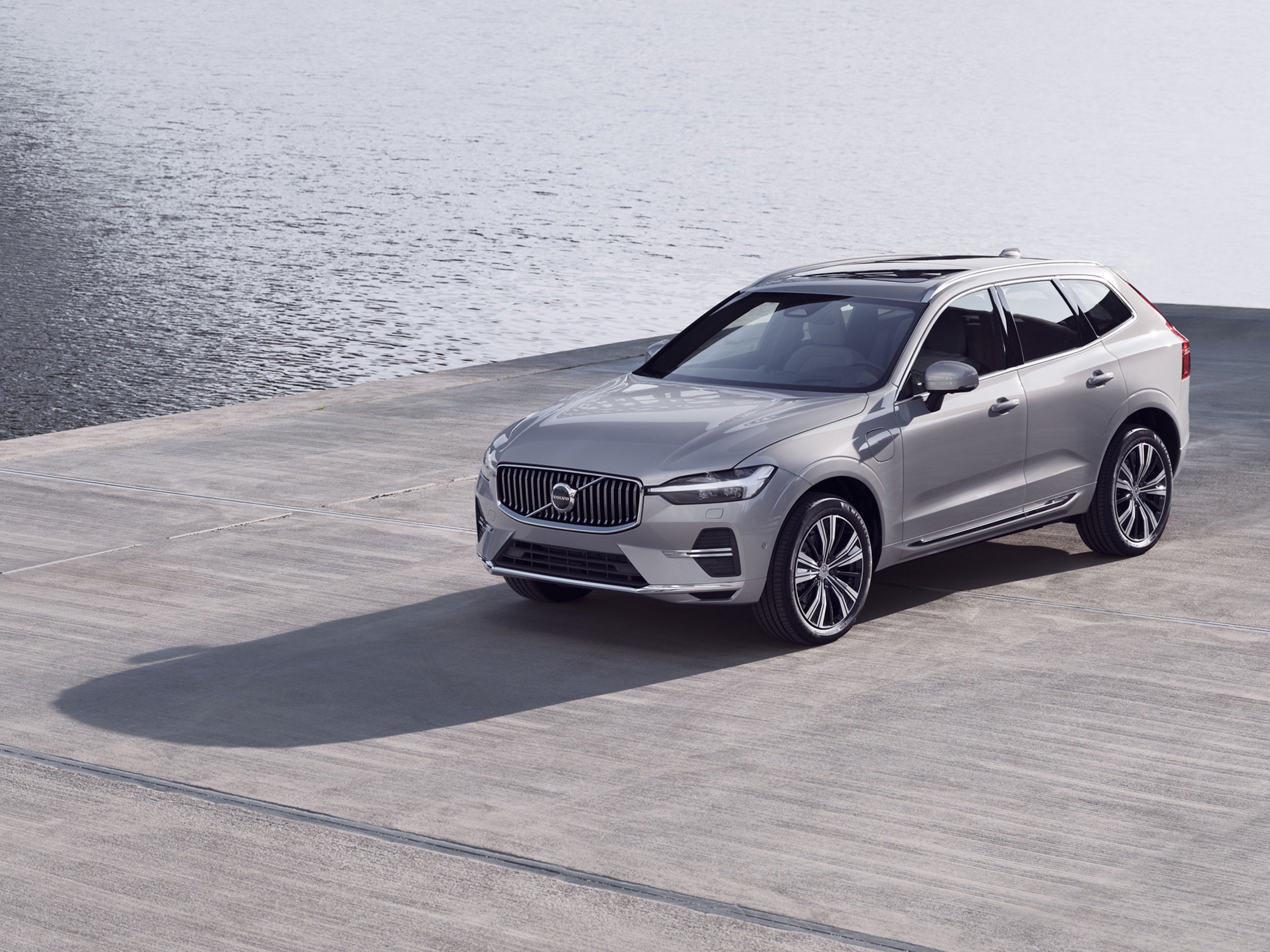 Volvo XC90 a la orilla del agua.