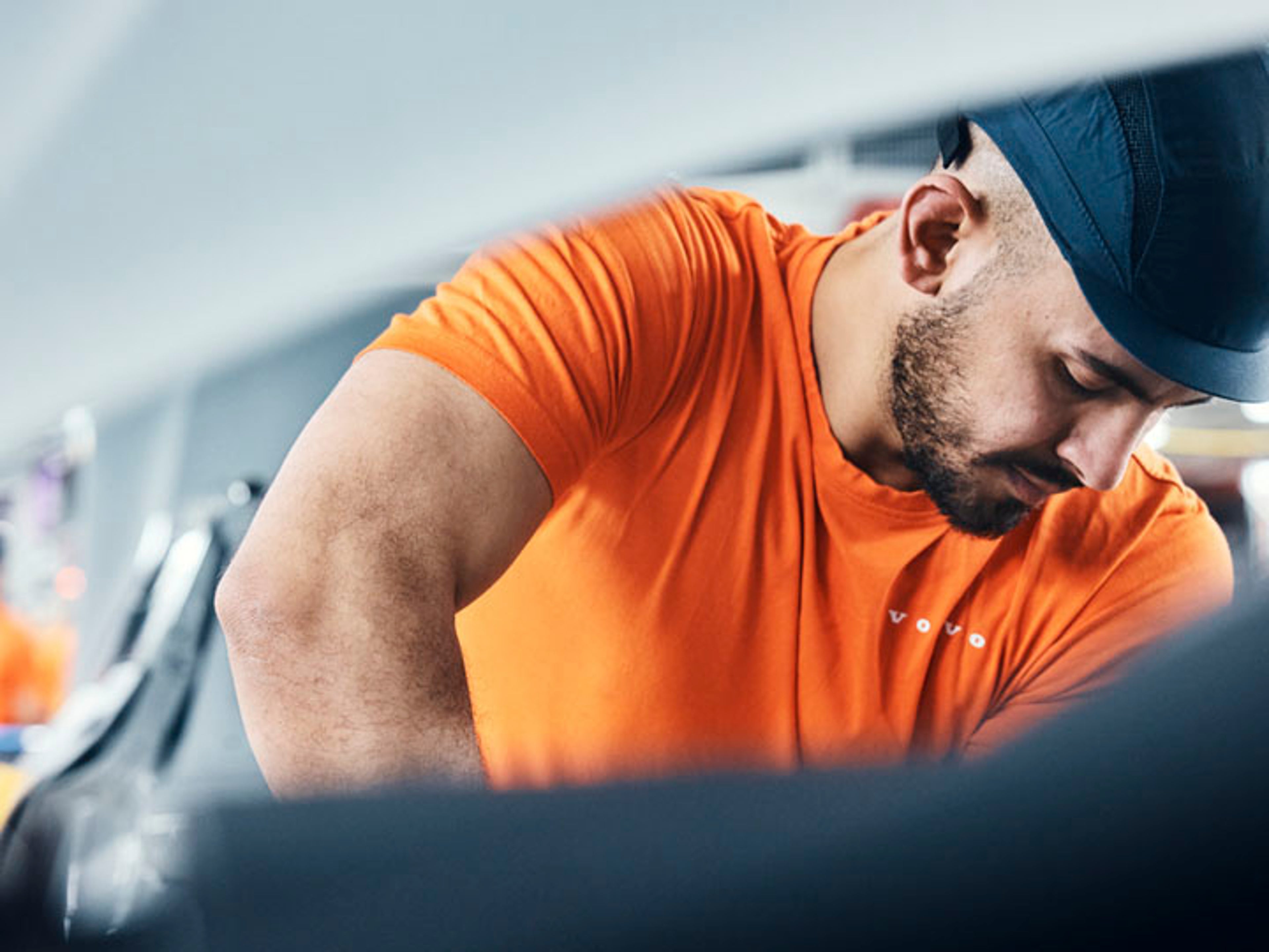 Un mecánico revisando un vehículo en un servicio oficial Volvo