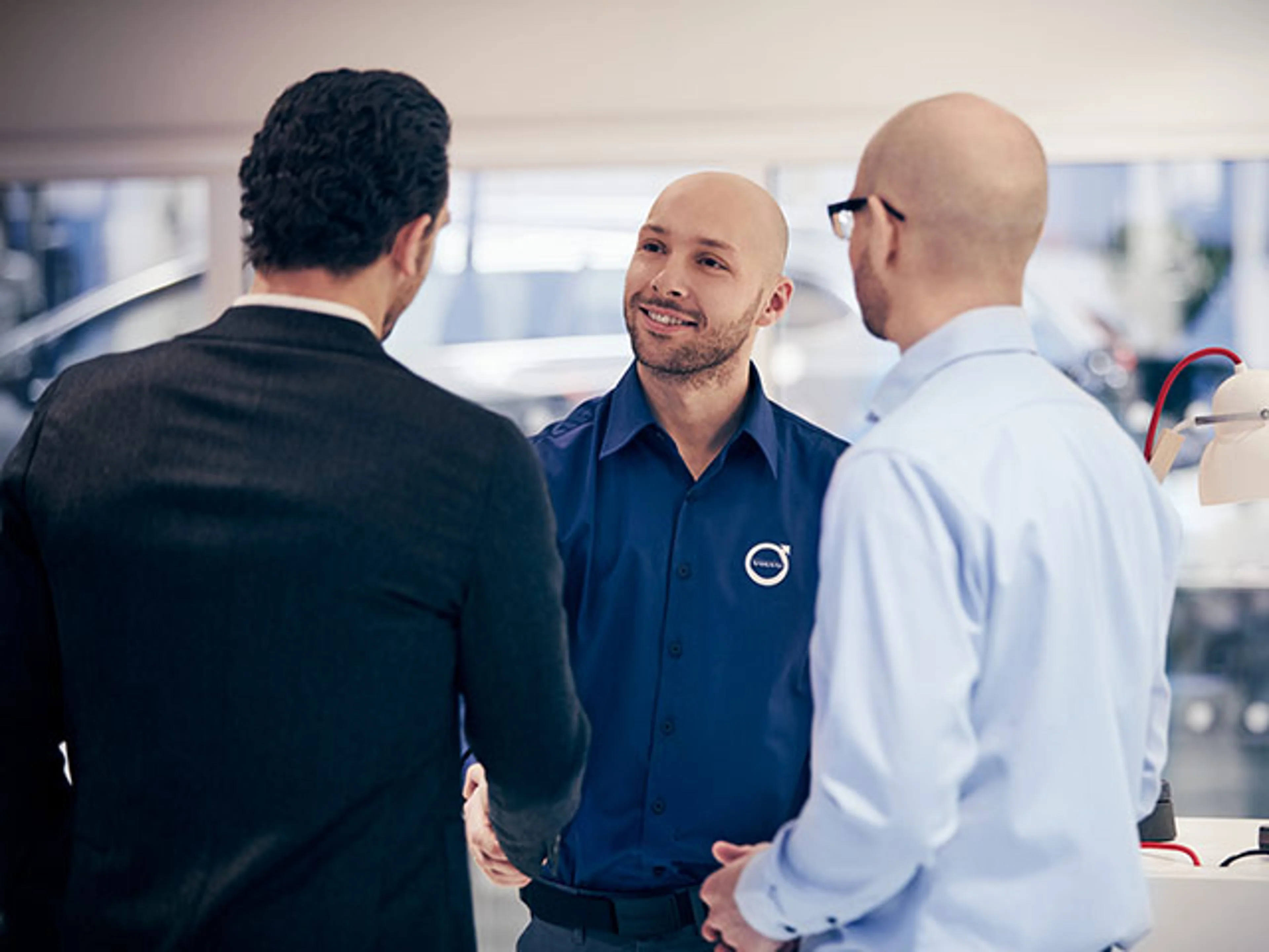 Volvo servicetekniker konverserar med kund