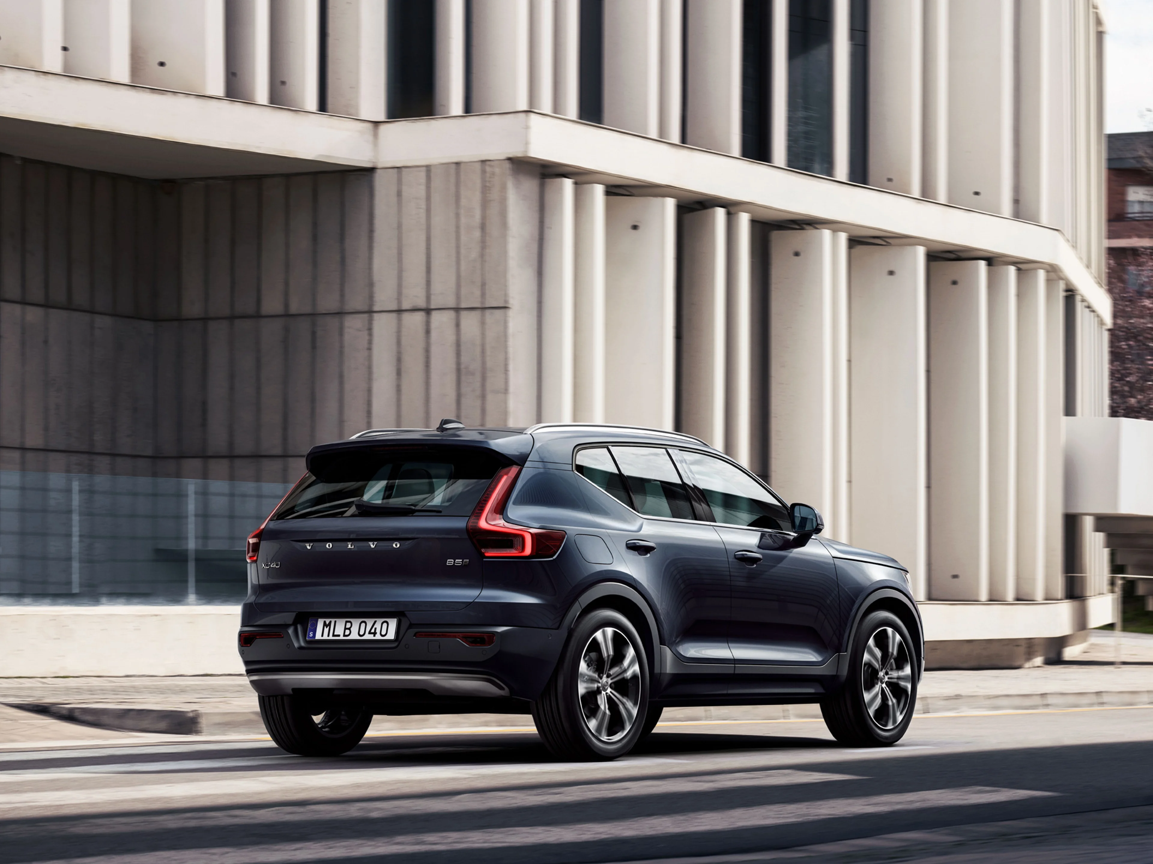 Un Volvo XC40 estacionado frente a un edificio.
