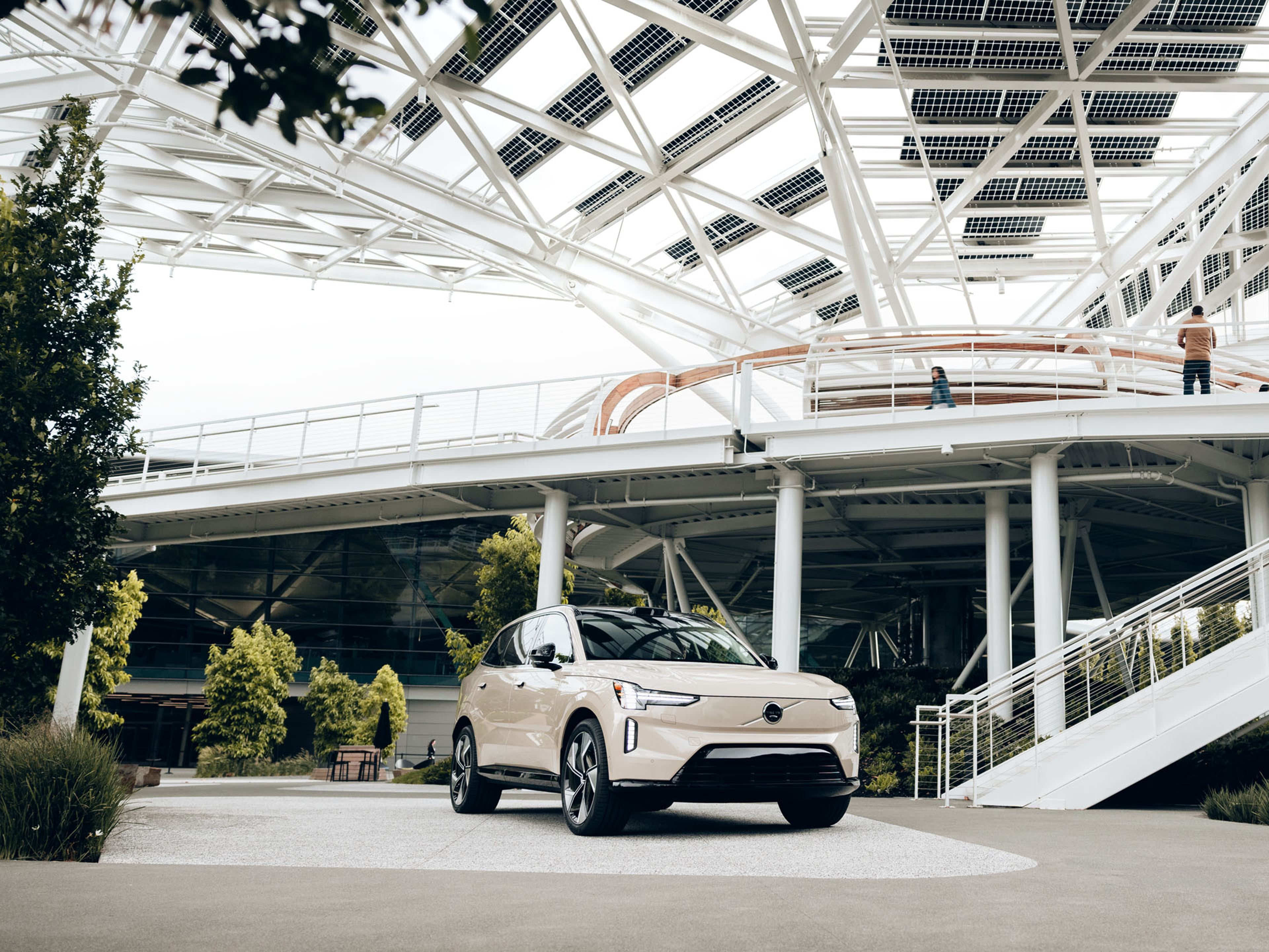 Un Volvo EX40 eléctrico en un concesionario