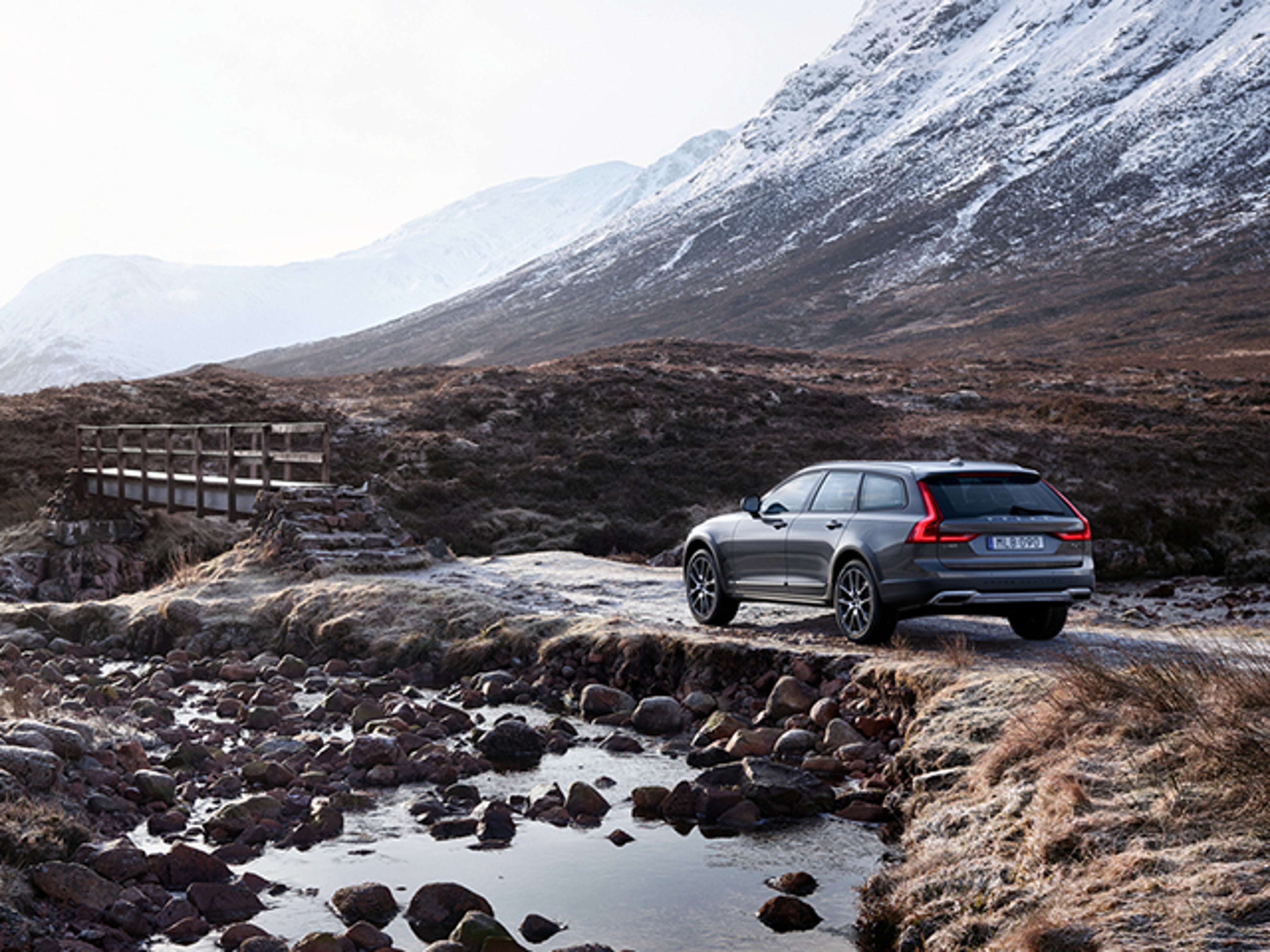 Grå Volvo V90 i naturmiljö