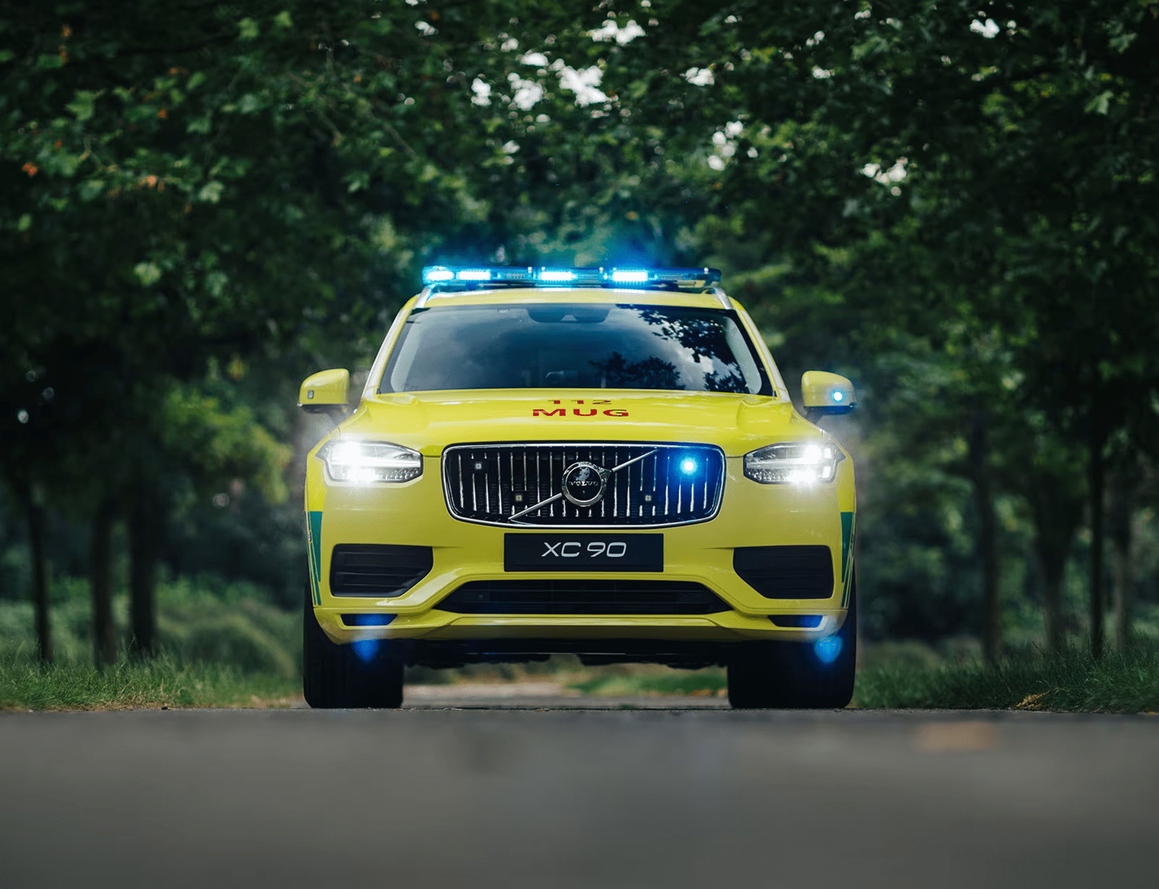 Voiture Volvo de secours jaune et verte vue de face