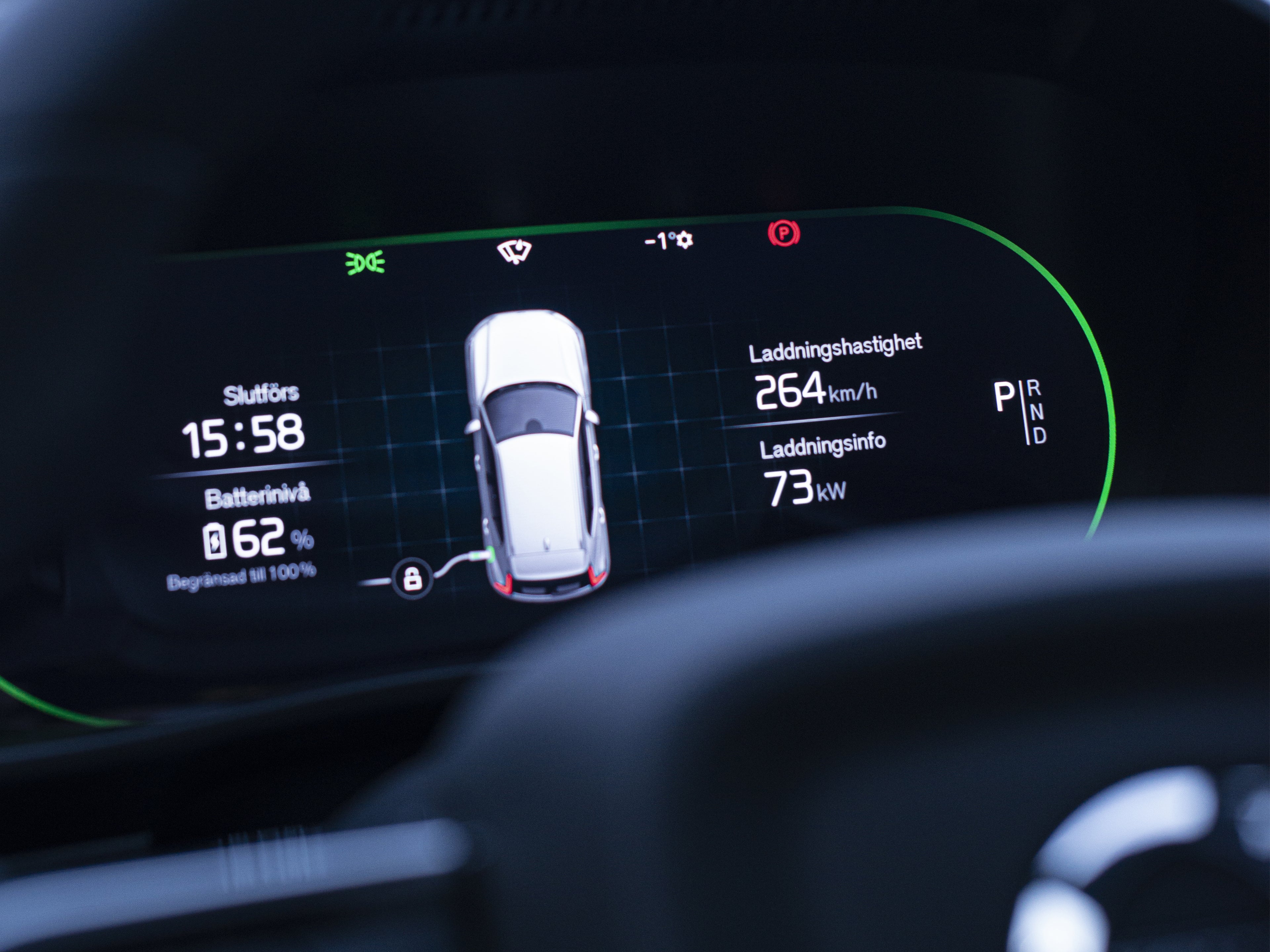 Nærbilde av dashboard mens bilen lader