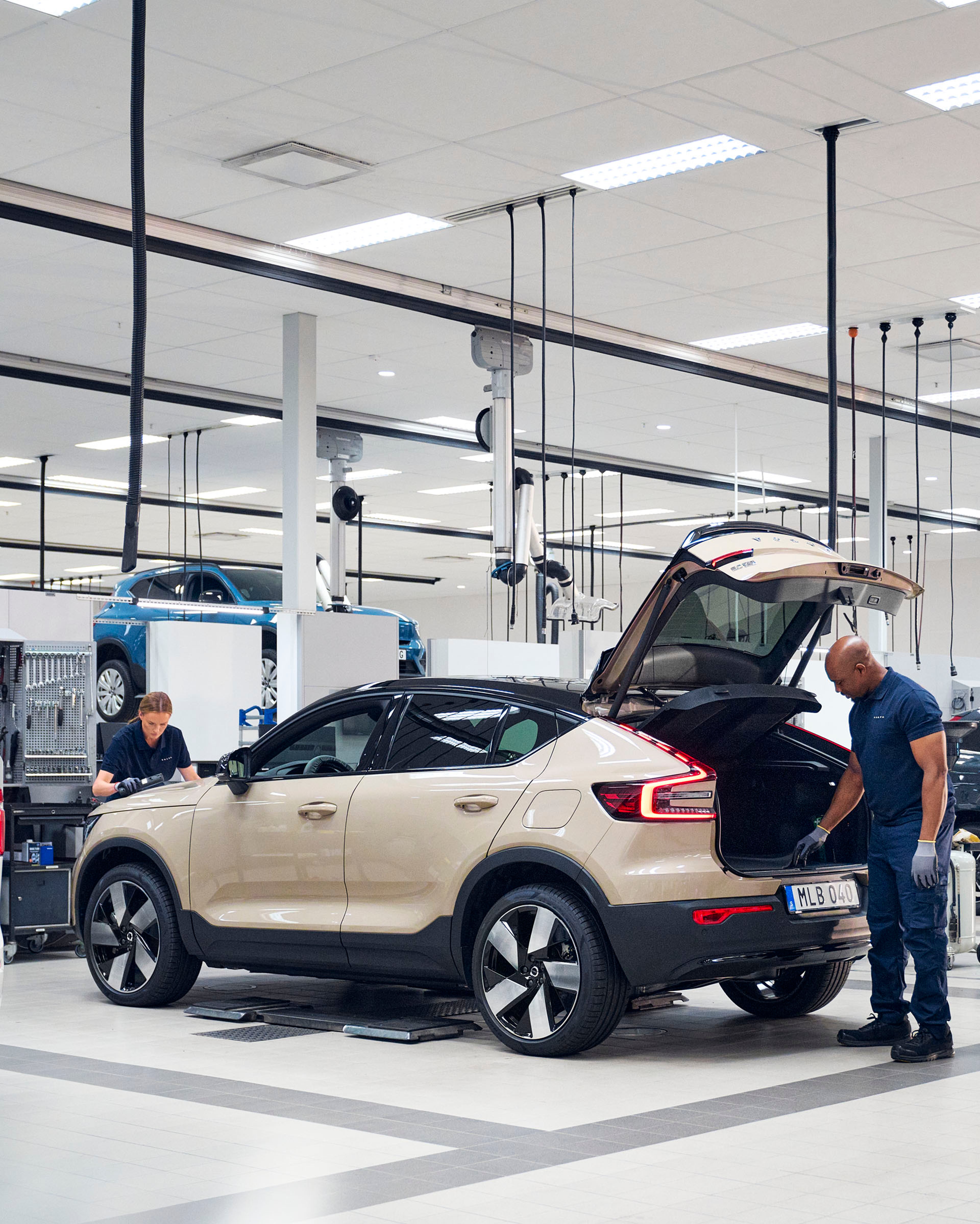 Mecánicos de servicio oficial Volvo revisando un vehículo