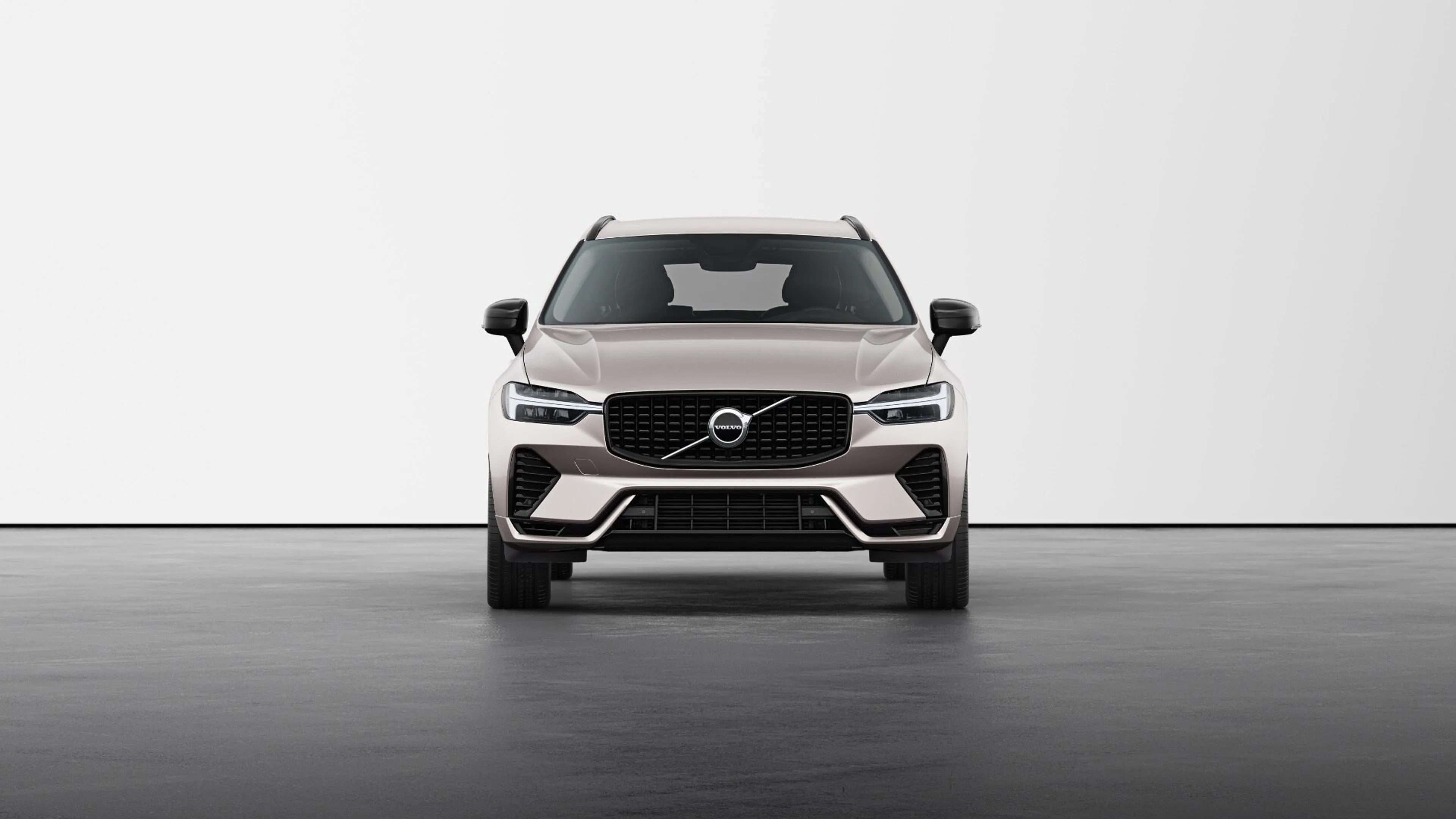 Volvo XC60 in culoarea Bright Dusk pe benzină