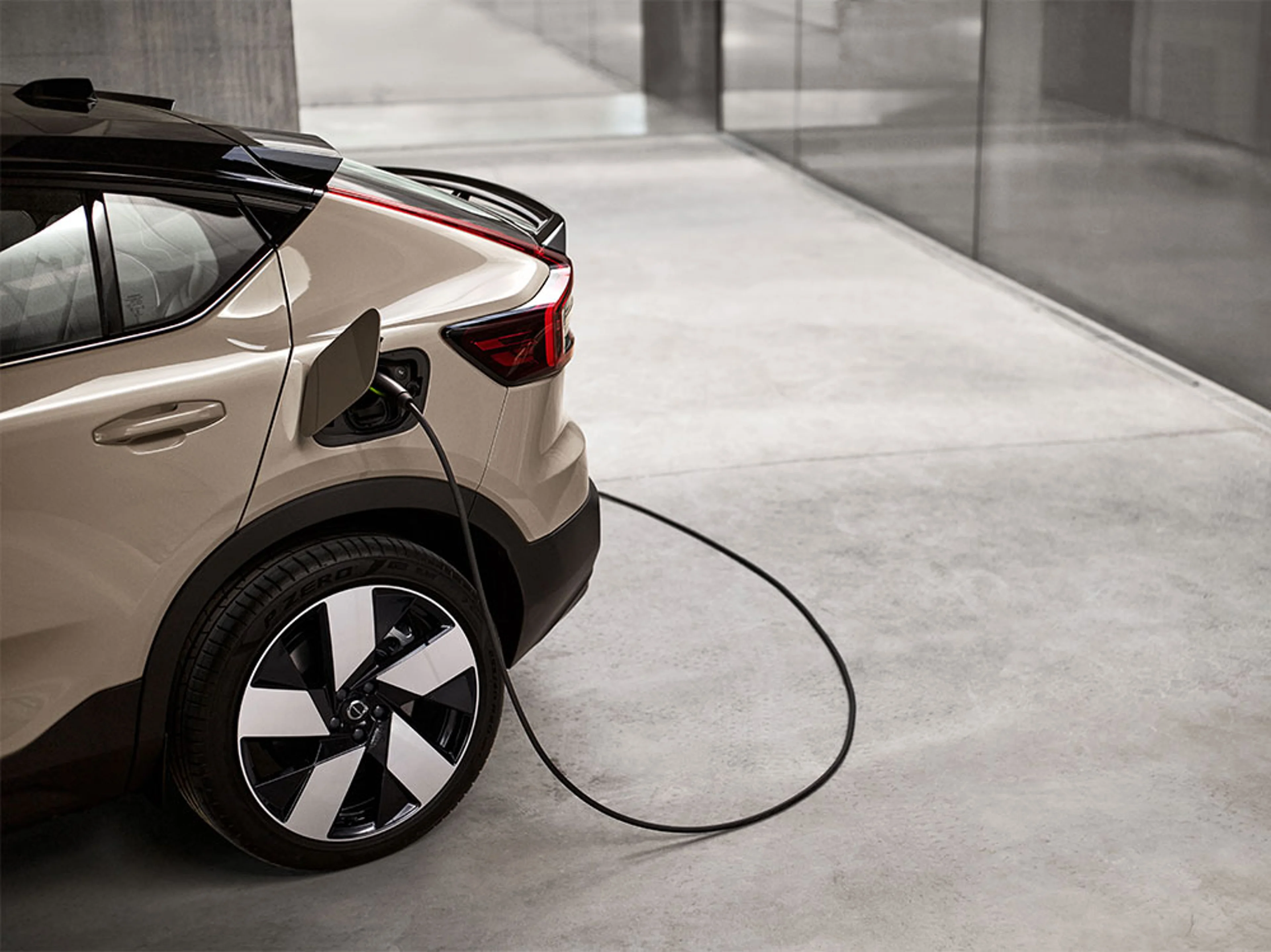 Volvo électrique blanche en cours de rechargement