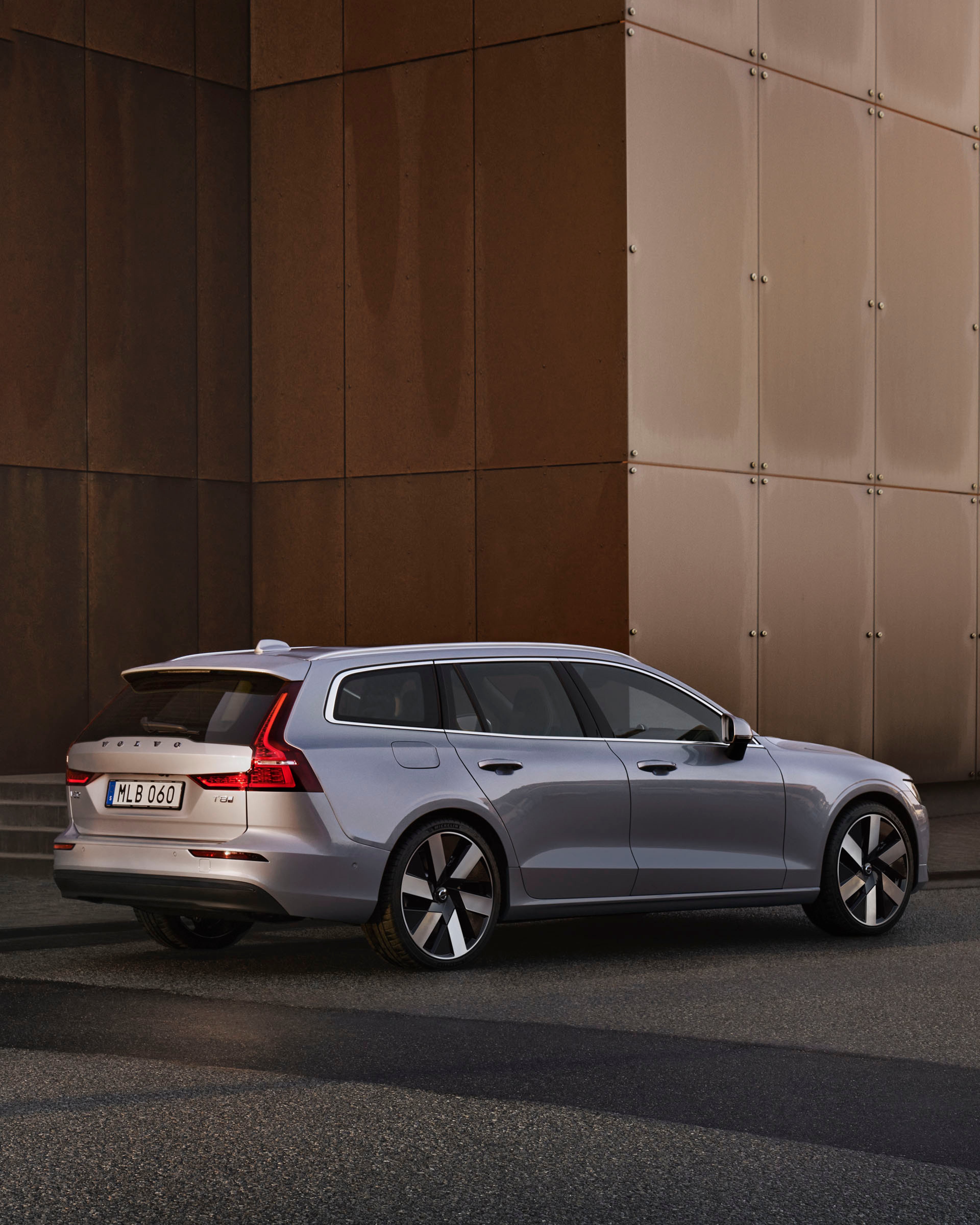 Volvo V60 híbrido enchufable color plateado vista lateral trasera destacando su zona de maletero y sus luces LED