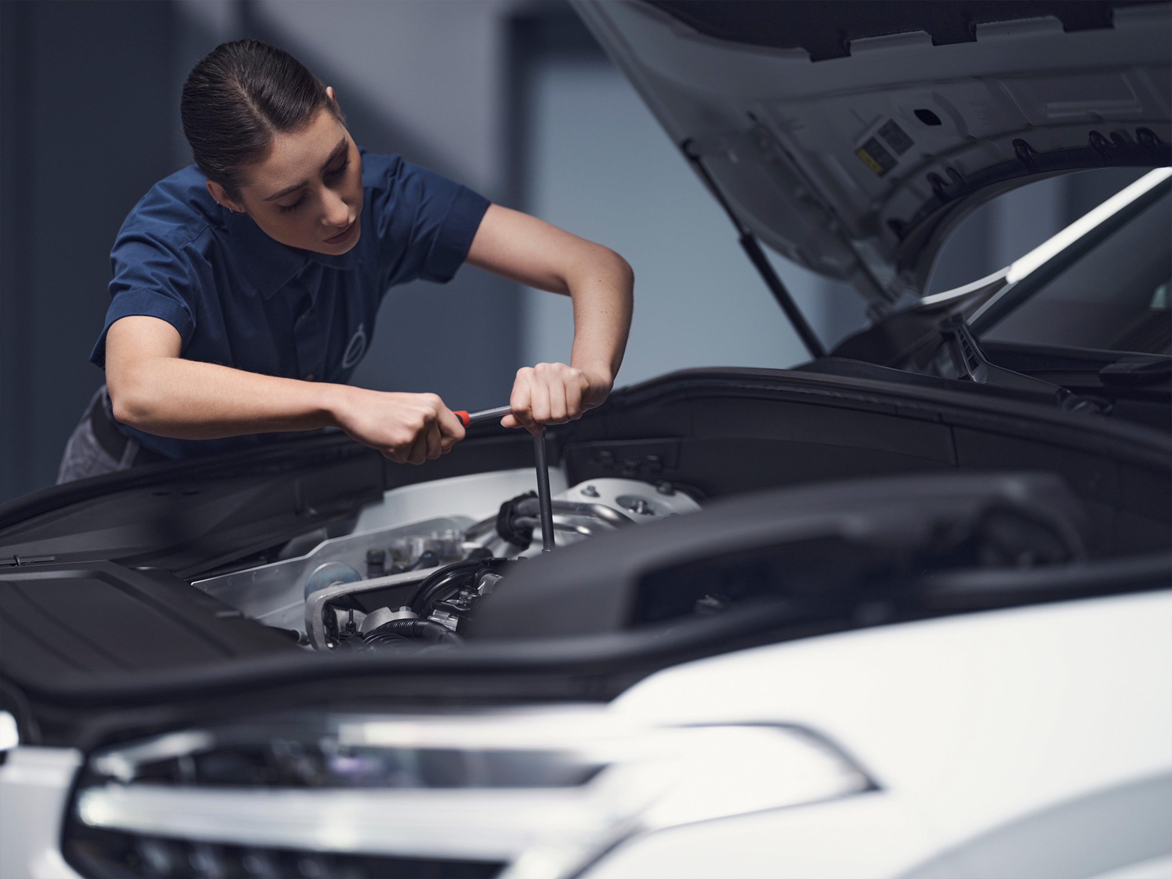 Un técnico Volvo dando mantenimiento a un vehículo.
