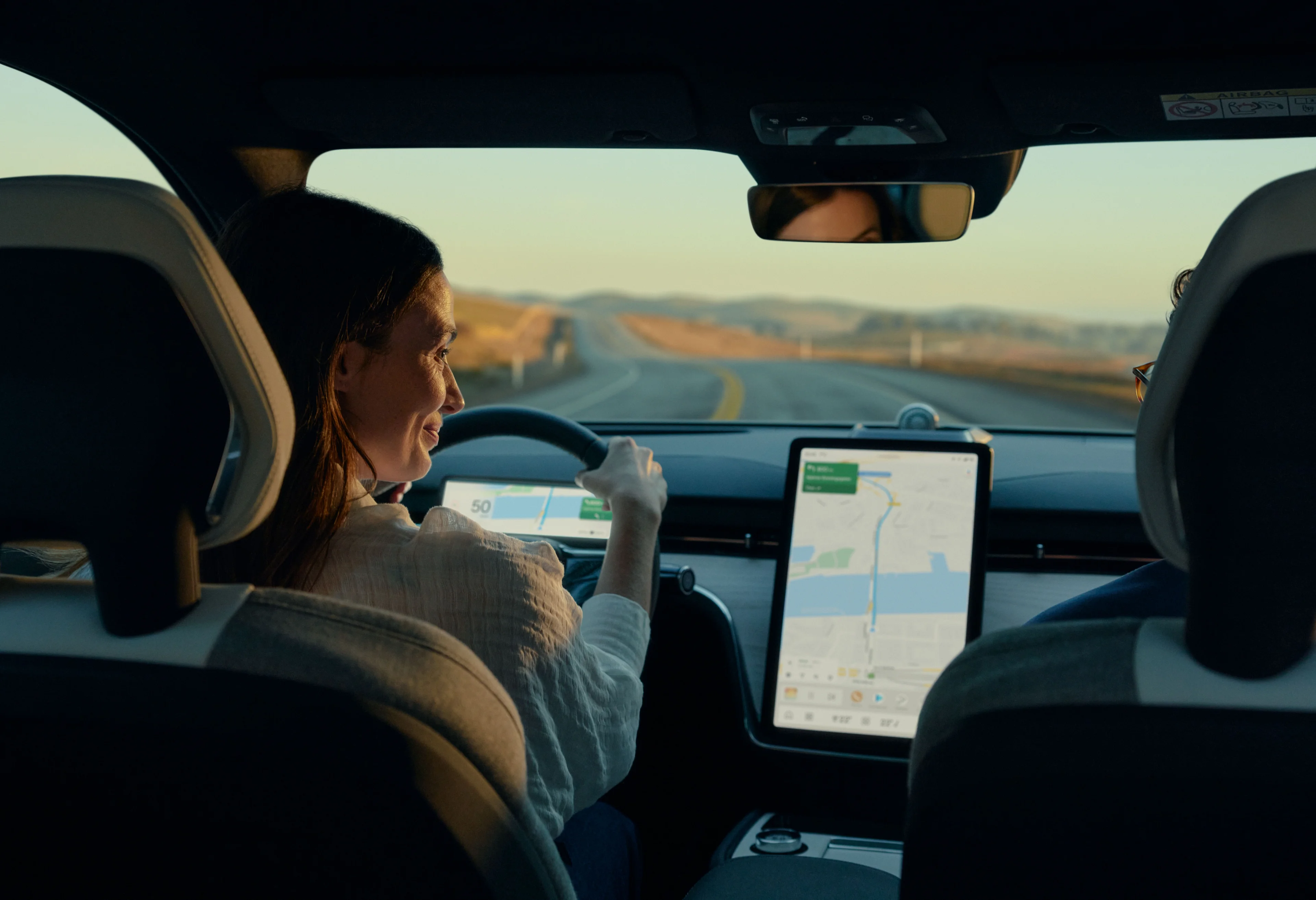 Frau im Auto mit Bordcomputer