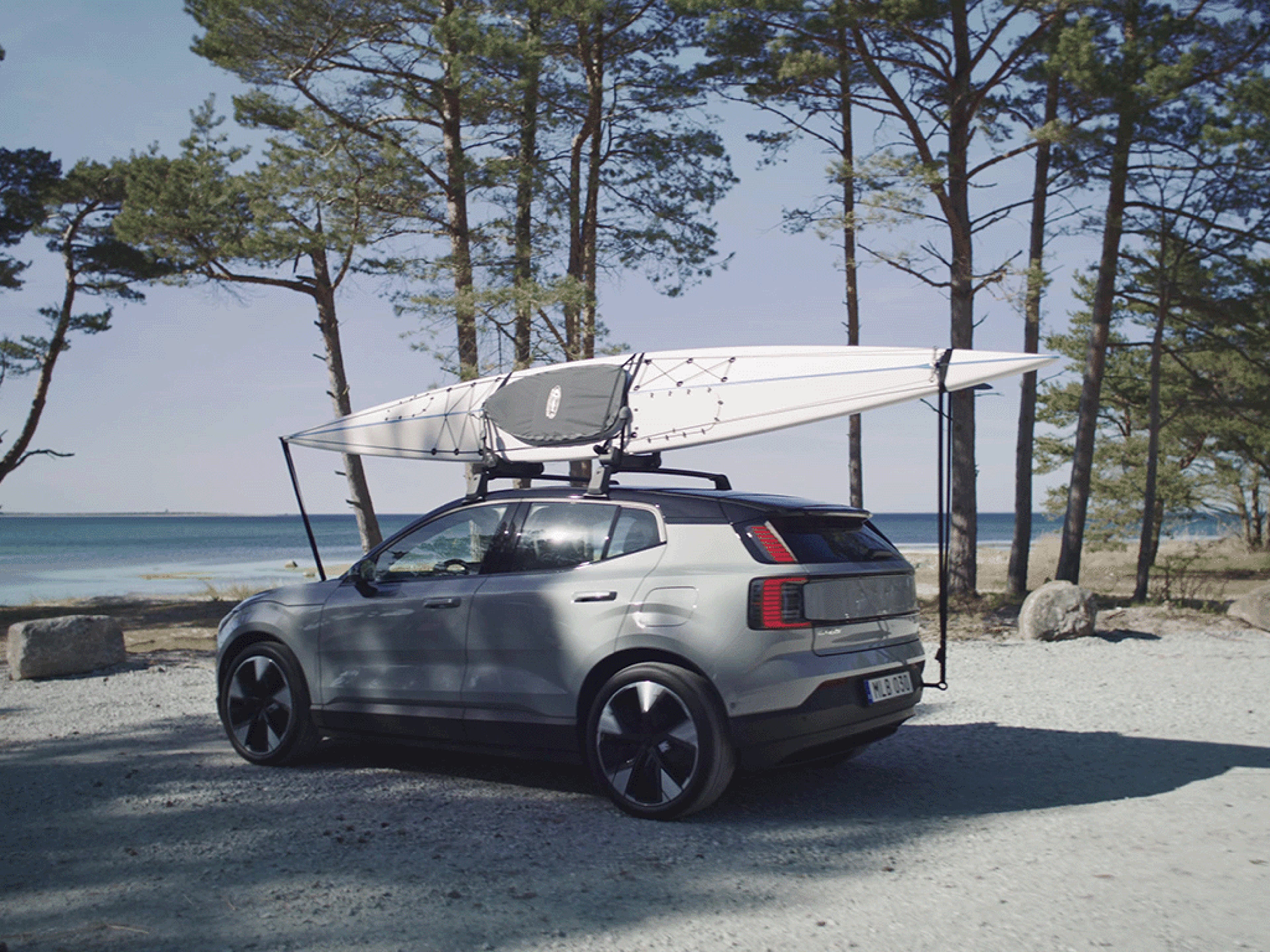 Ein Volvo EX30 mit Kayak Holder Zubehör