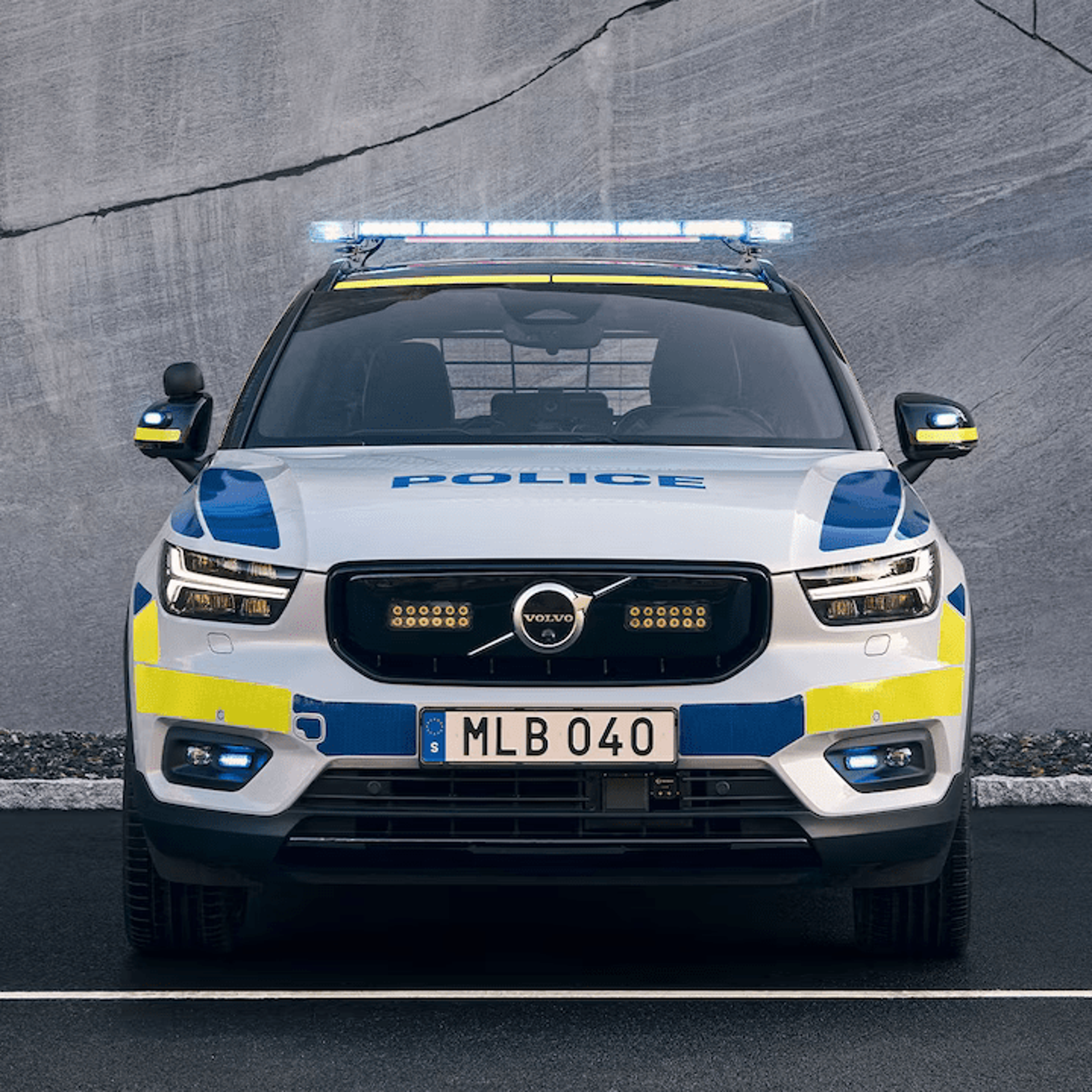 Avant voiture de Police Volvo XC40