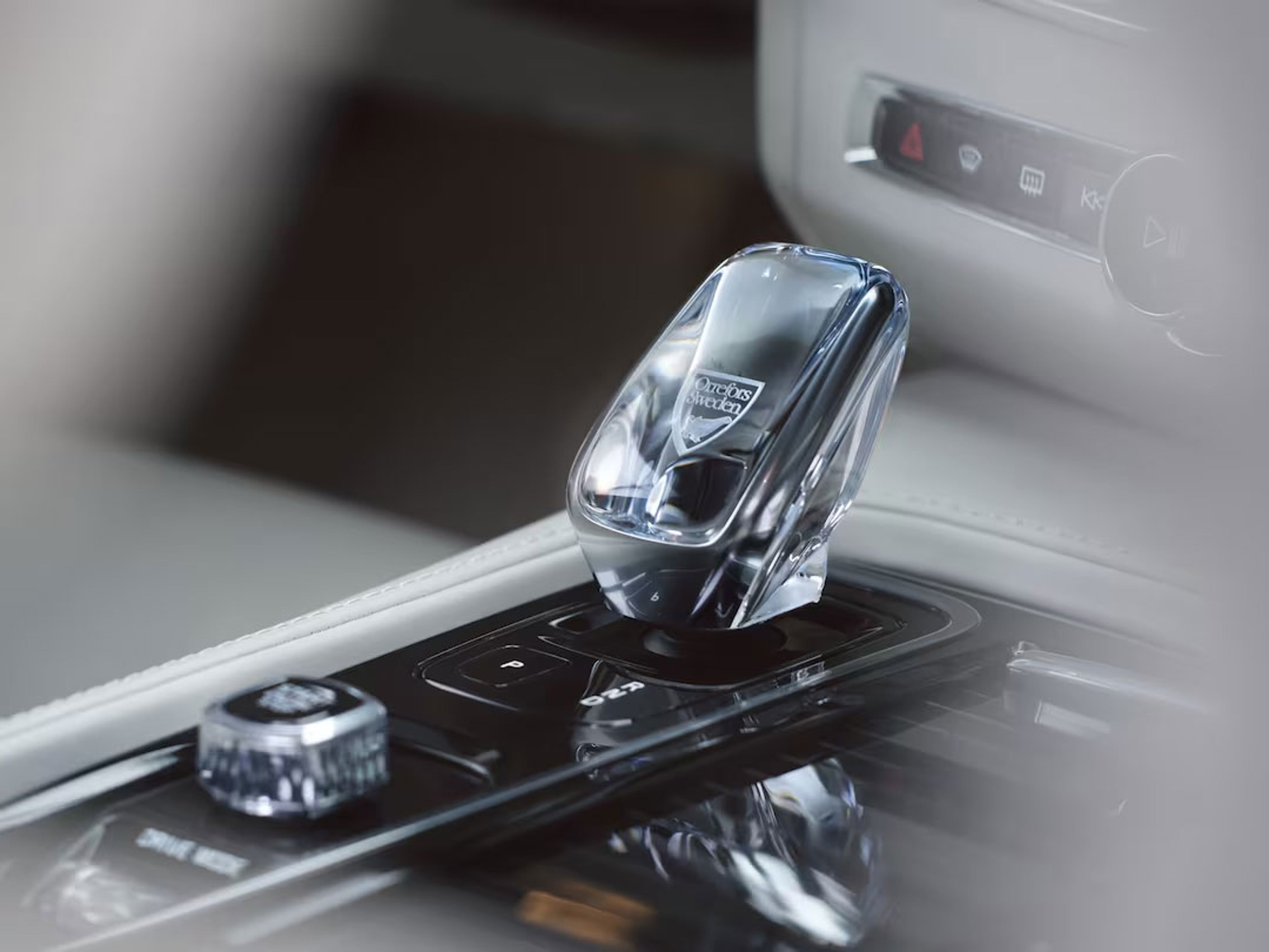 Levier de vitesse automatique chromé avec boutons, dans l’habitacle d’une voiture Volvo.