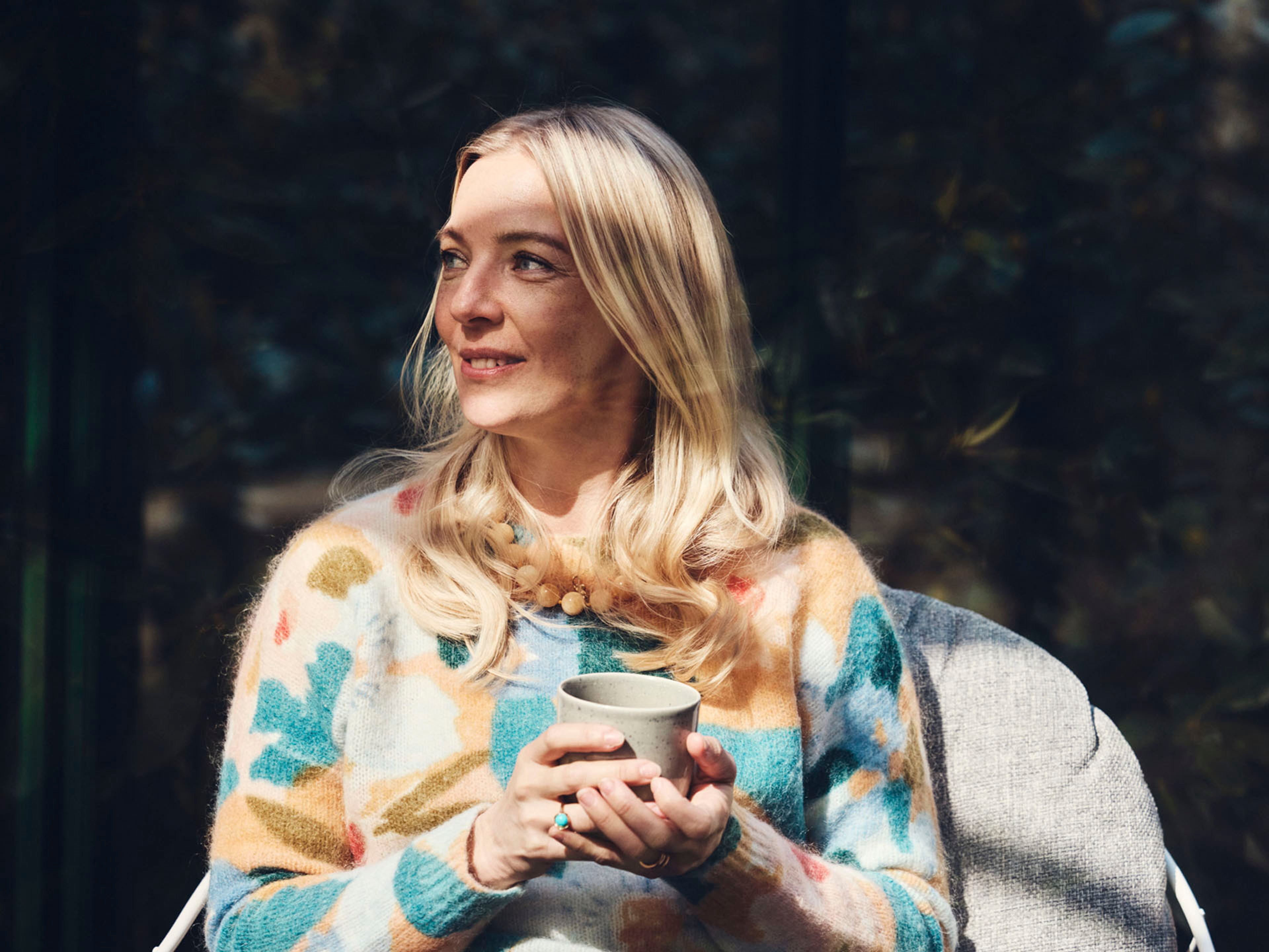 Una mujer tomando un café
