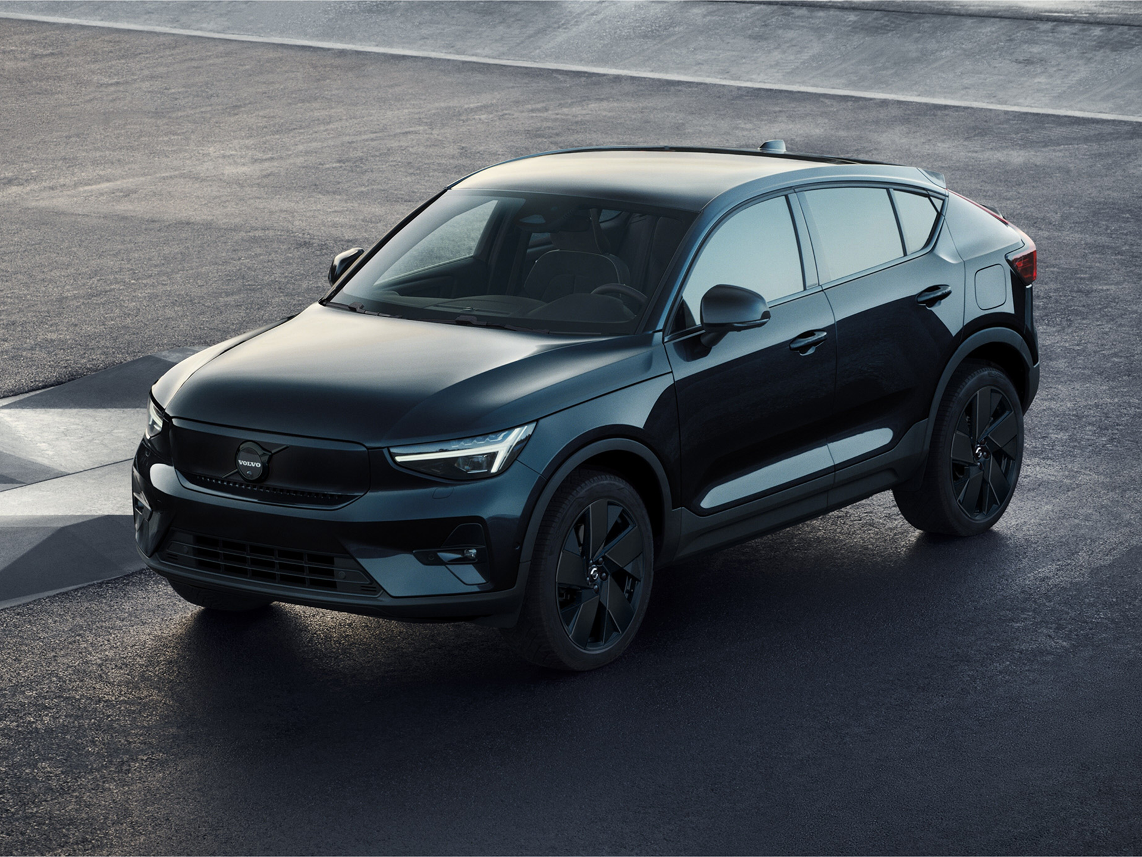 Frontale Seitenansicht des Volvo EC40 Black Edition.