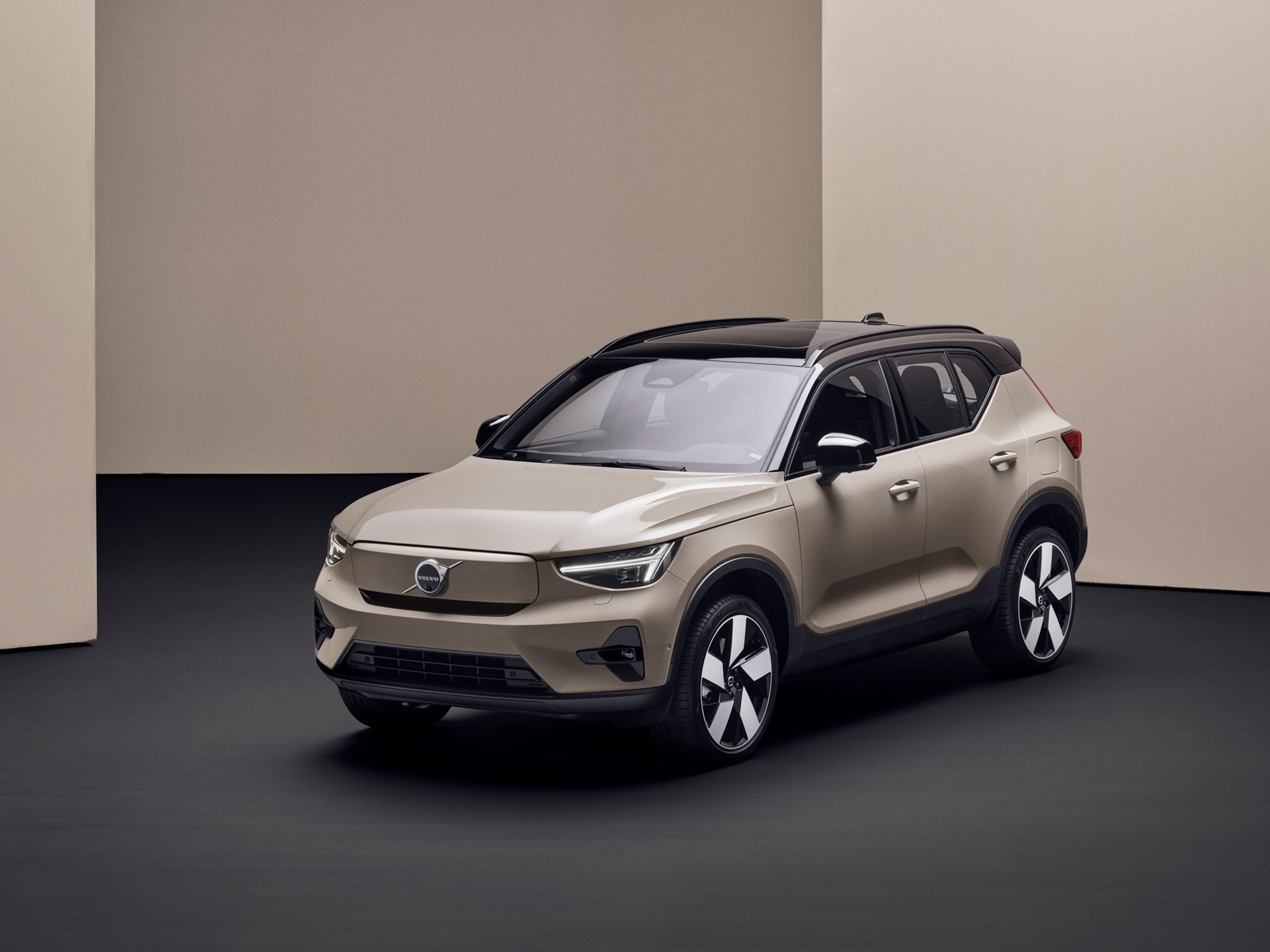 Volvo EX40 vista elevada con techo negro