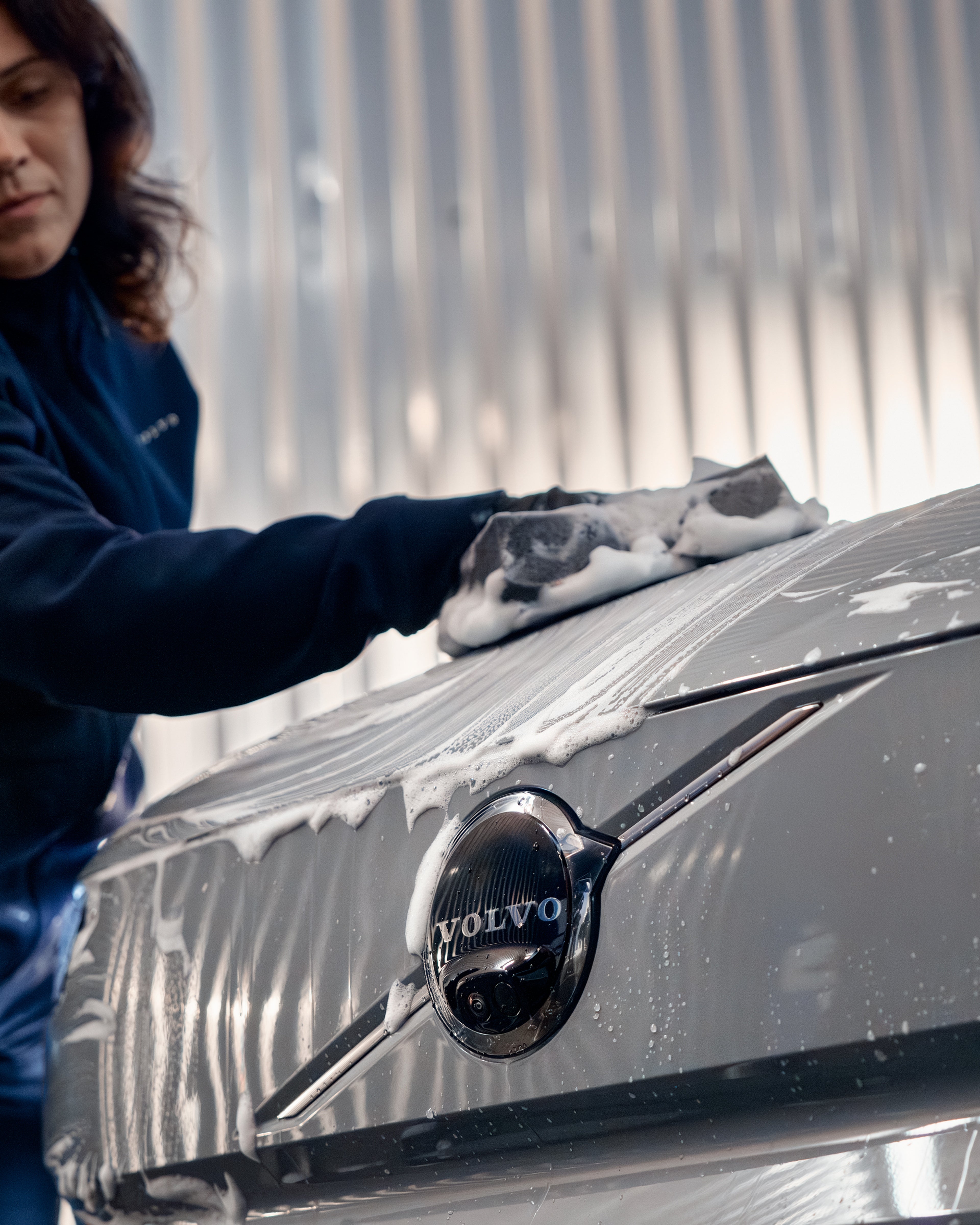 Volvo Servicetekniker torkar av vit Volvo