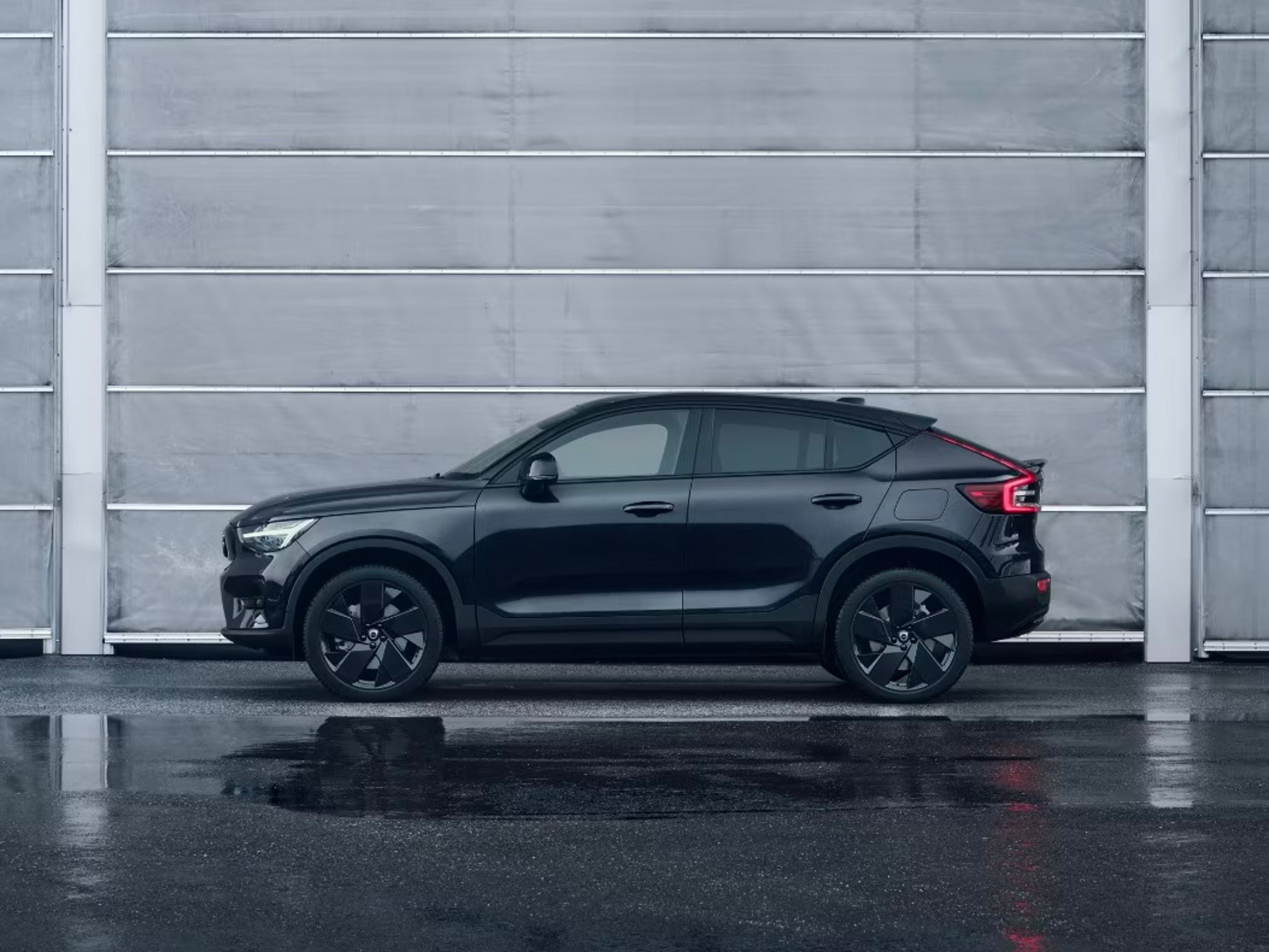 Volvo EC40 Black Edition en noir