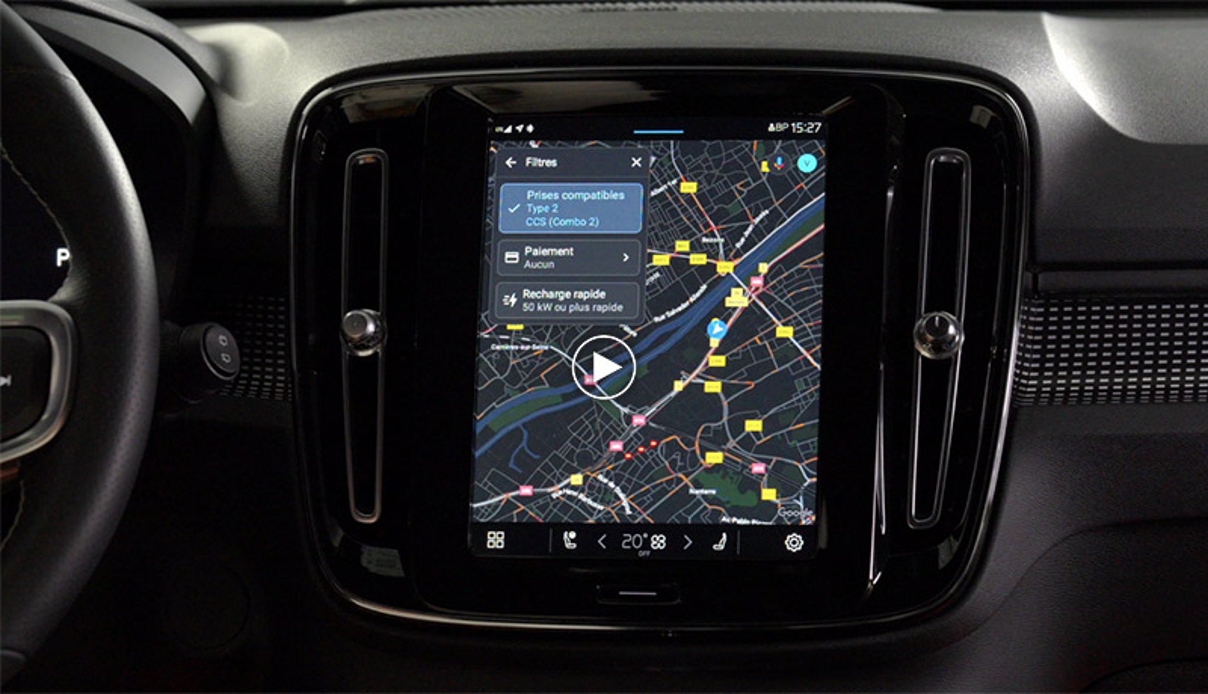 Tableau de bord avec GPS affichant une carte, des bornes de recharge et infos sur les prises compatibles