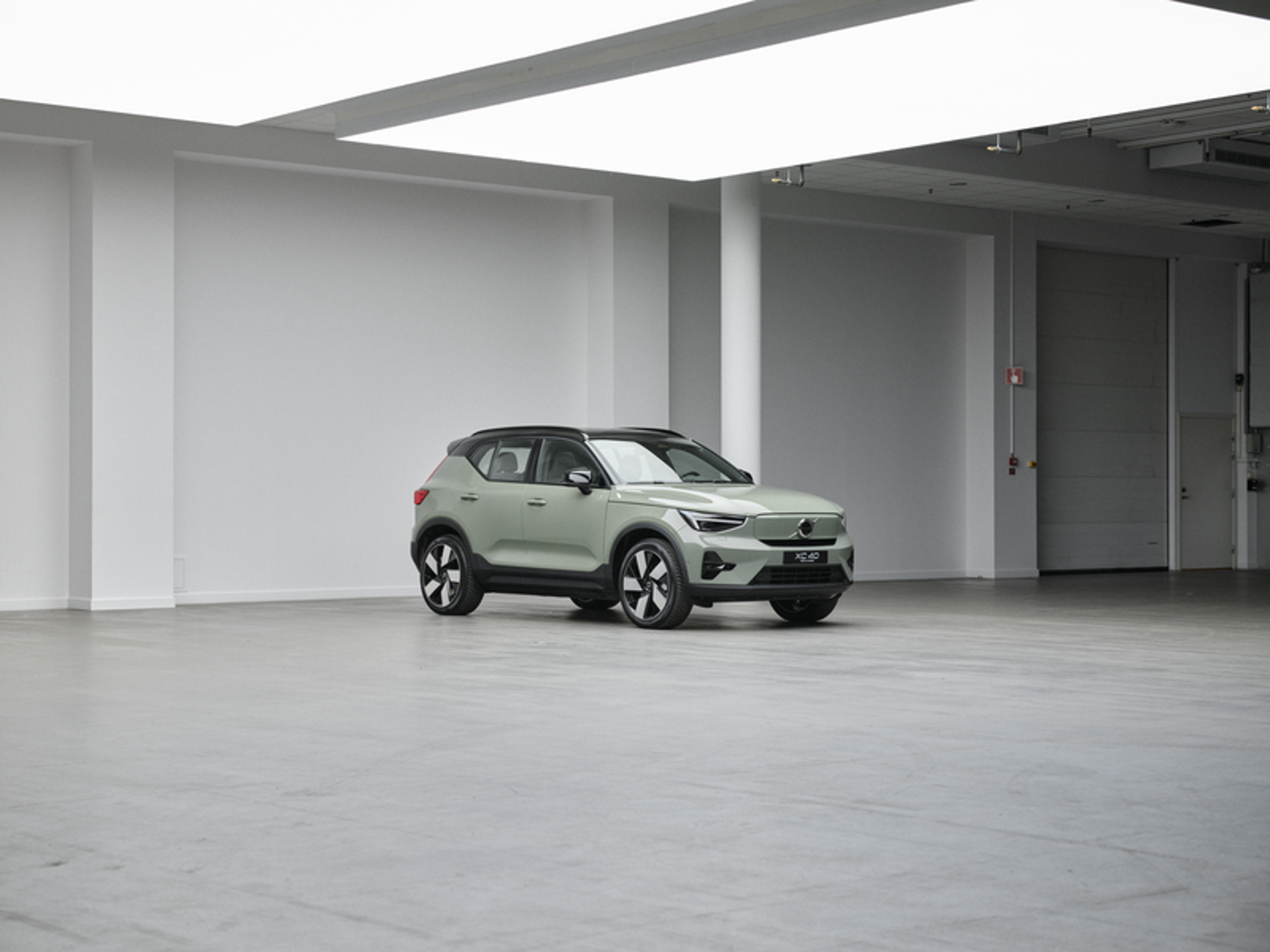 Volvo XC40 stojące na parkingu przy ścianie