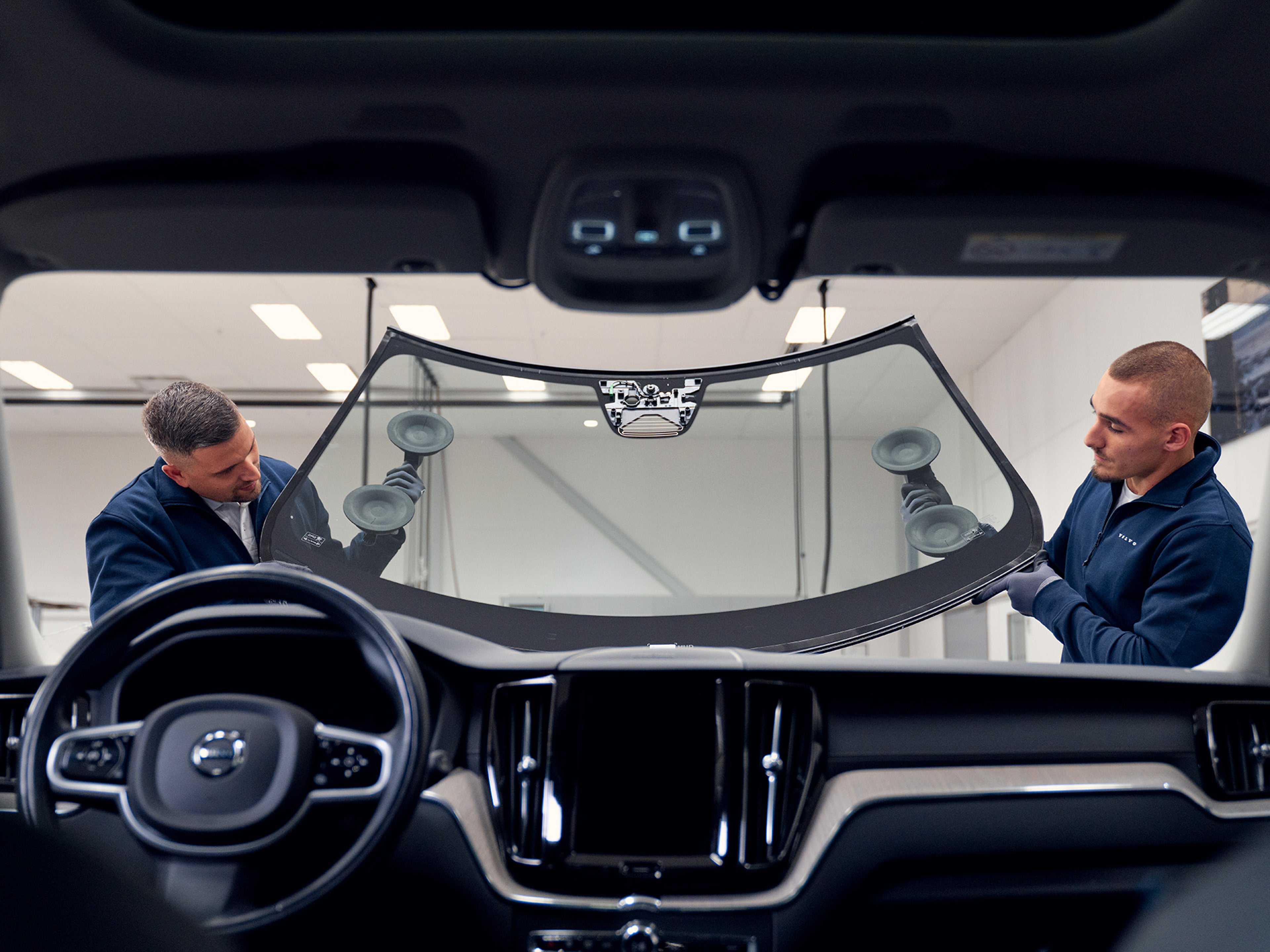 Para-brisas Volvo a ser montado, vista de dentro do automóvel