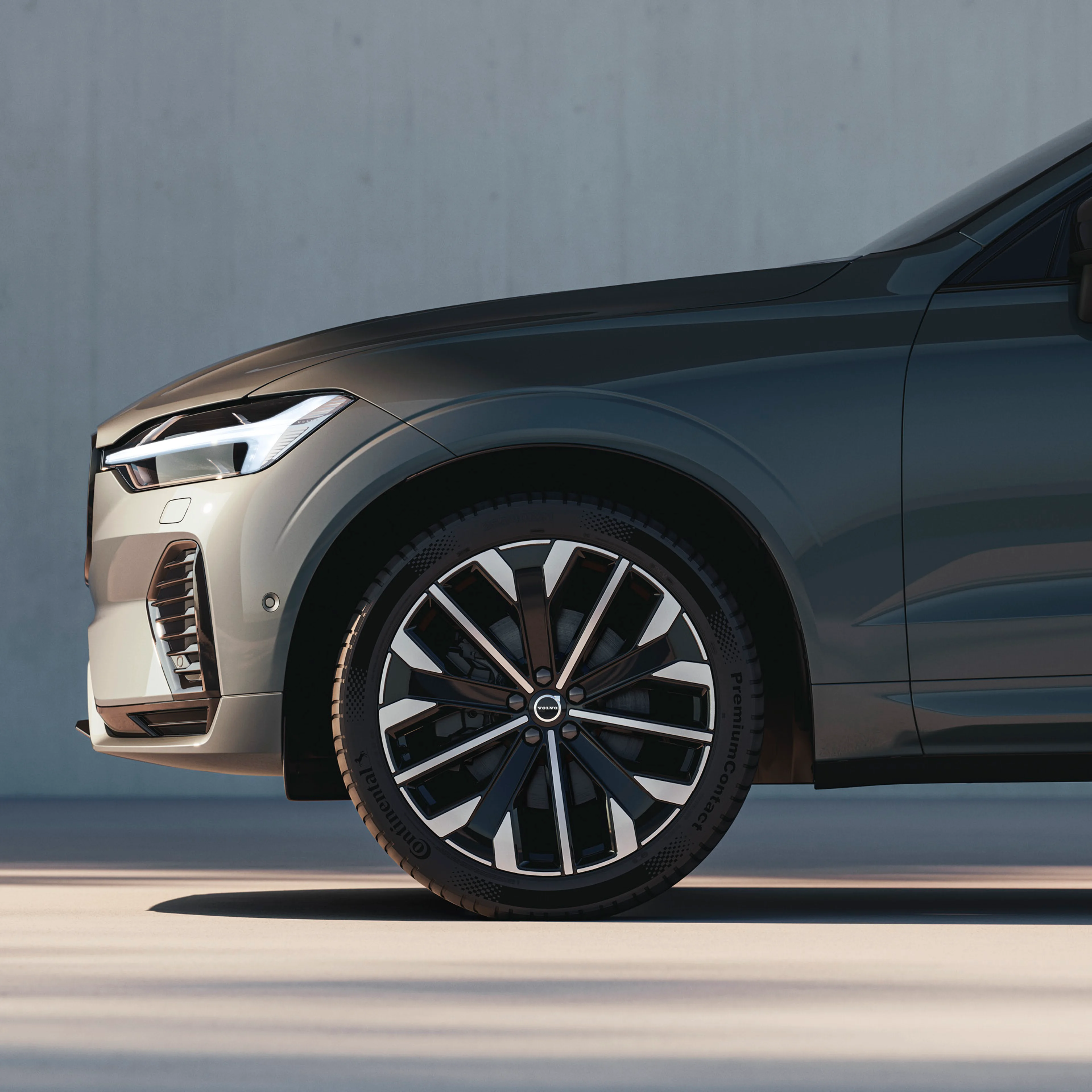 Volvo XC60 pokazany widok z boku na duże koła