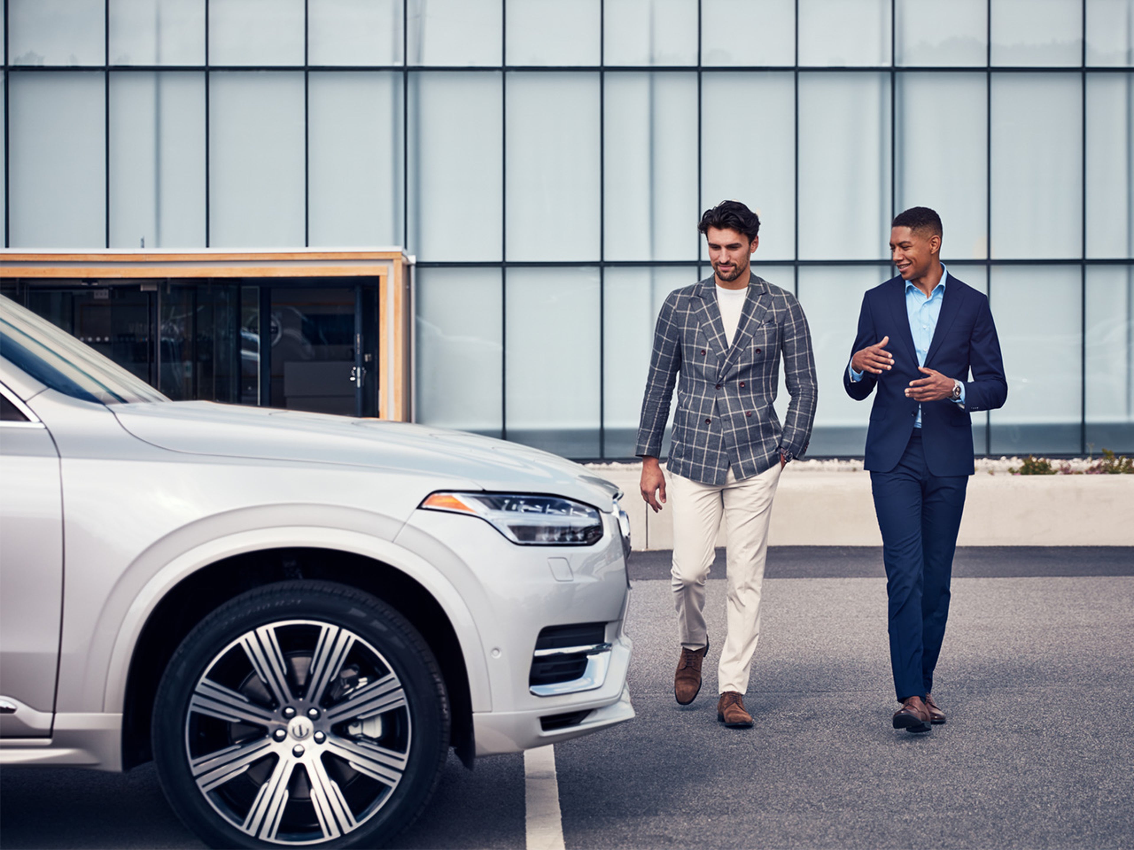 Obrázek 2 pánů u vozu Volvo