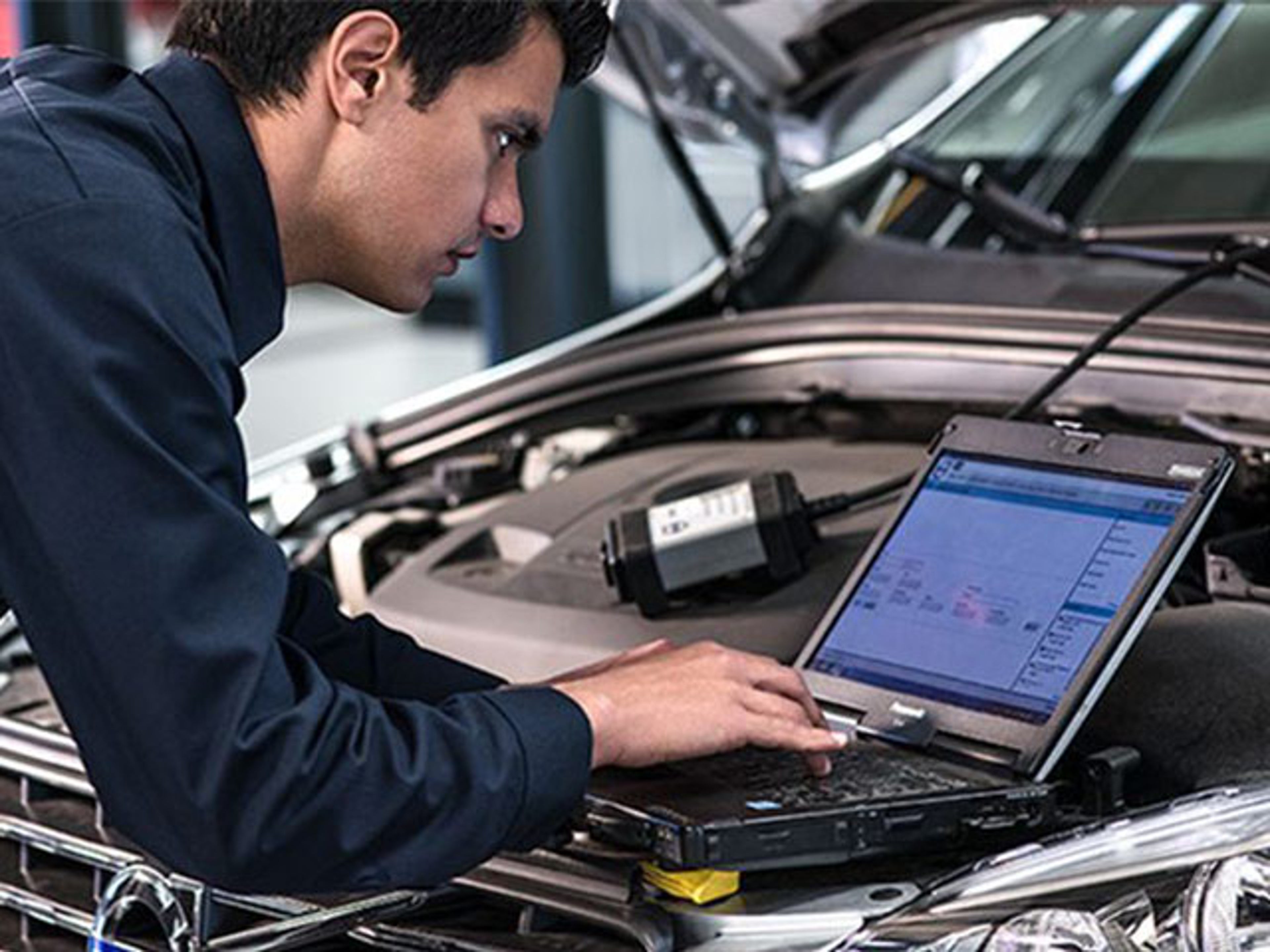 Volvotekniker uppdaterar mjukvara