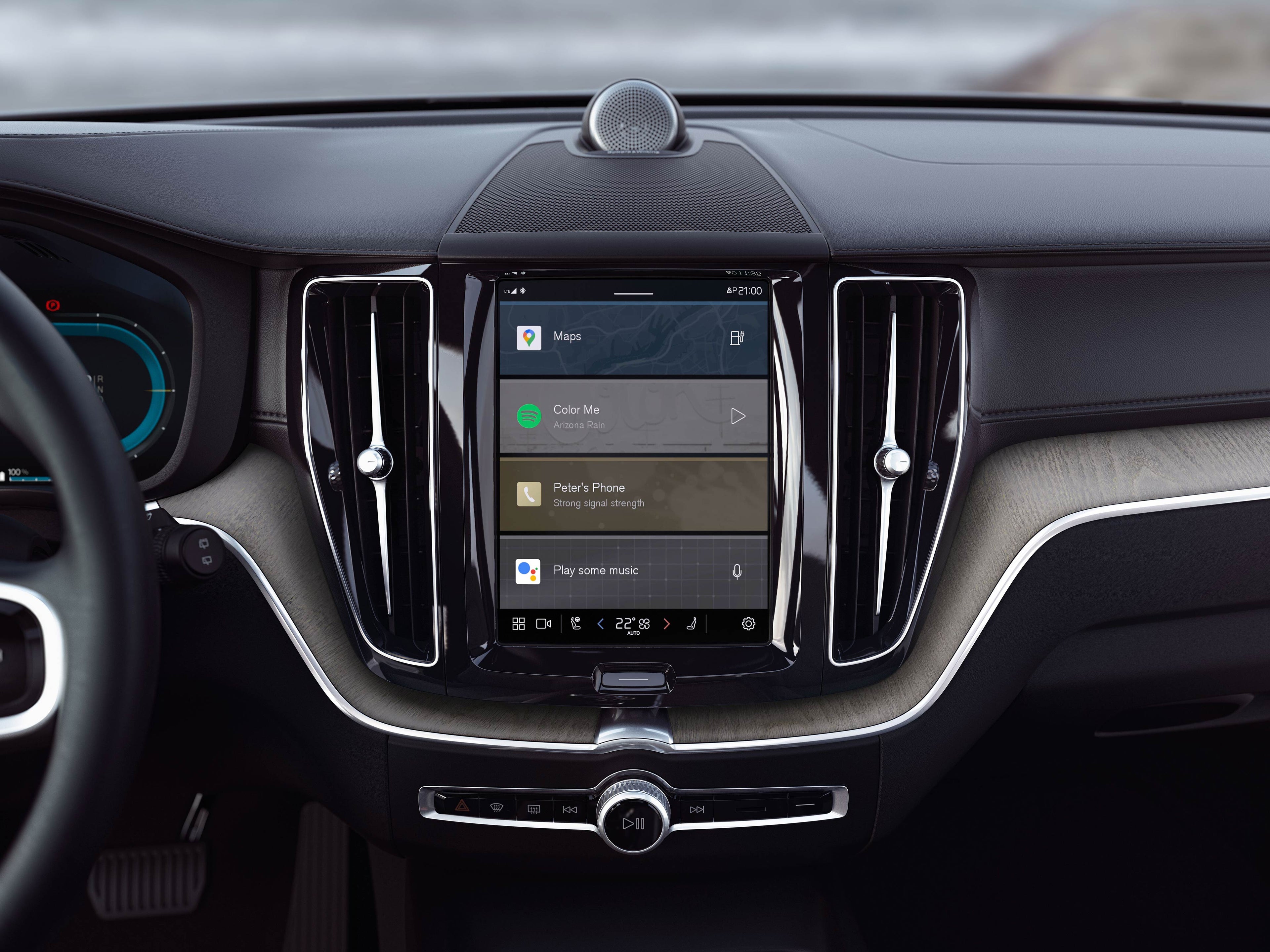 Yksityiskohta Volvon kojetaulusta ja ajotietokoneen näytöstä.