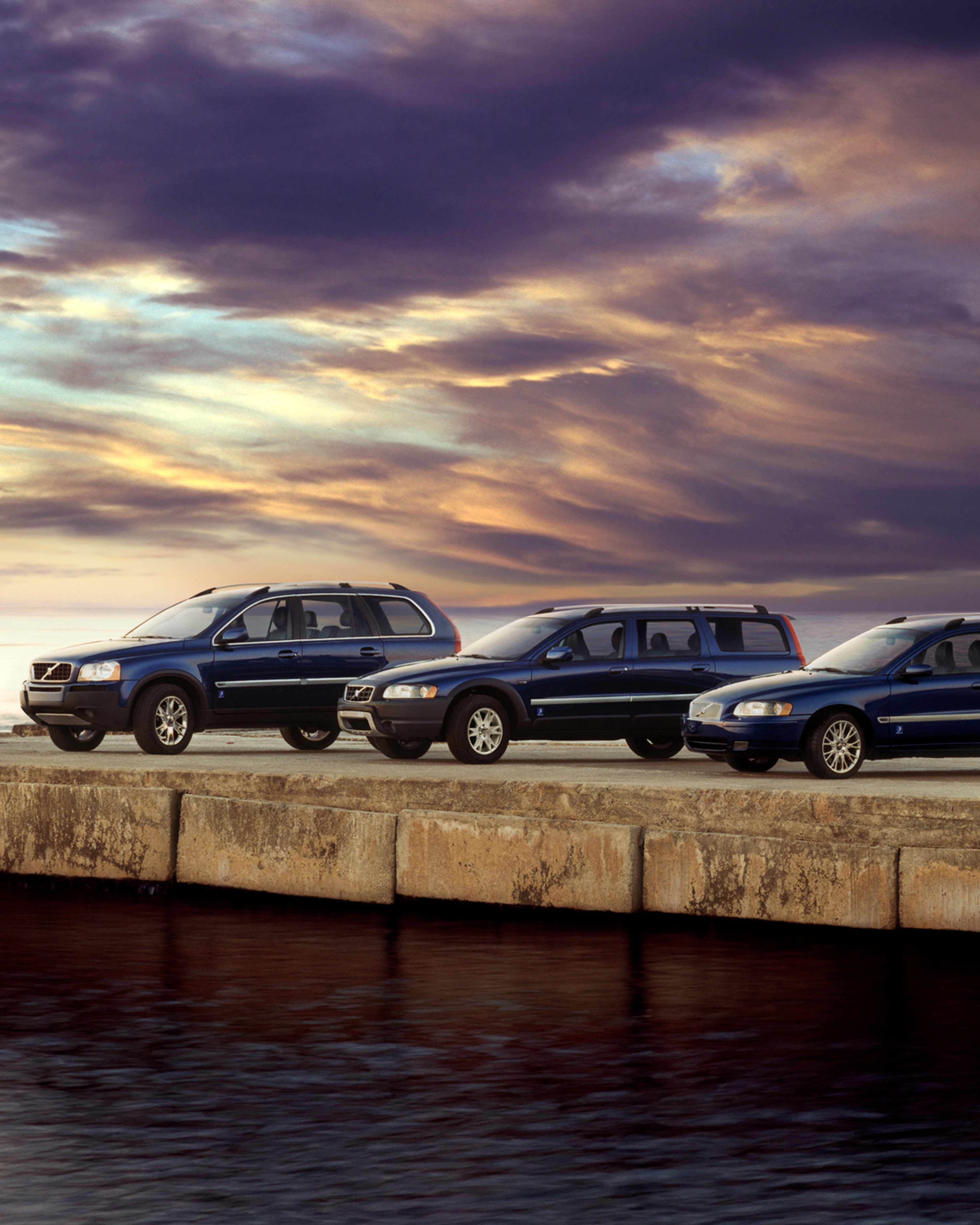 Eldre mørkeblå bilmodeller på rad. XC90, XC70 og V90